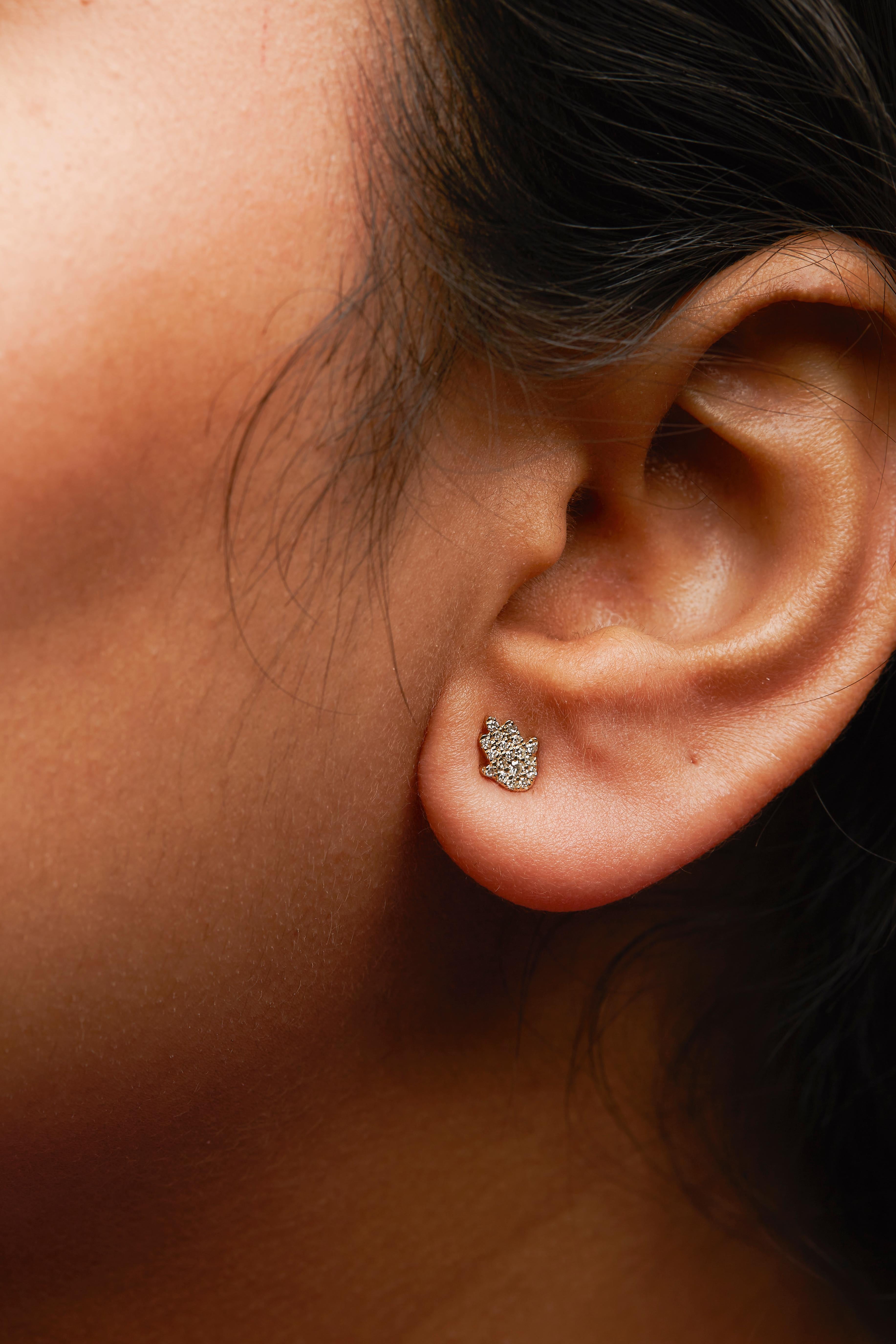 Boucles d'oreilles Hamsa en or jaune 10K serties de diamants Neuf - En vente à New York, NY