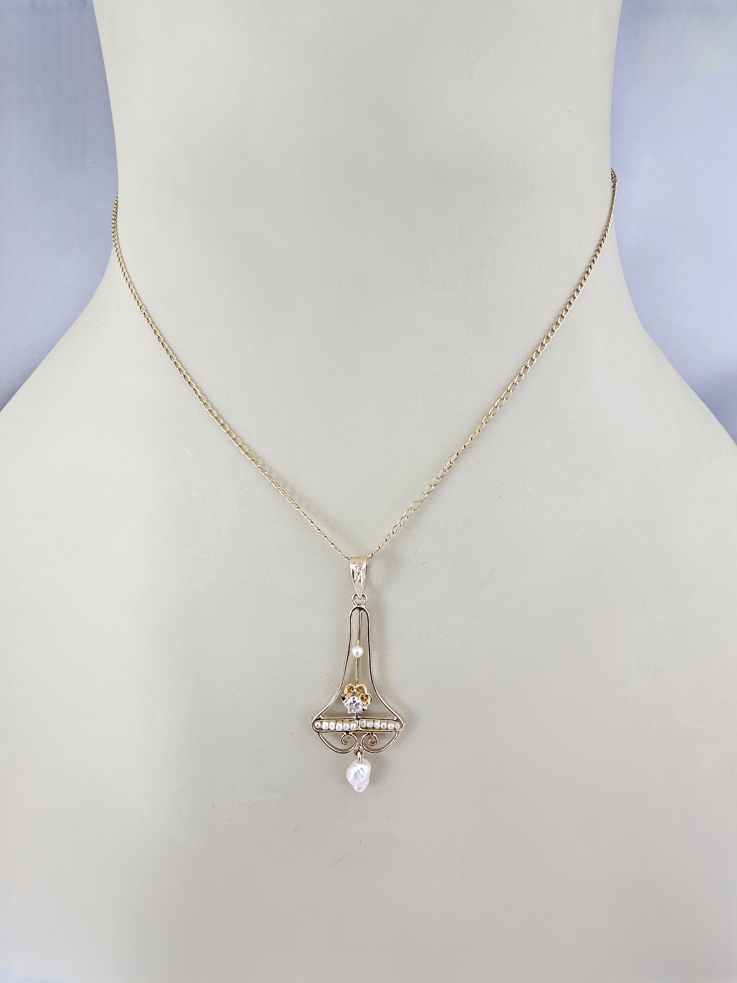 Contemporain Pendentif Lavaliere en or jaune 10K avec diamant et perle #23806 en vente