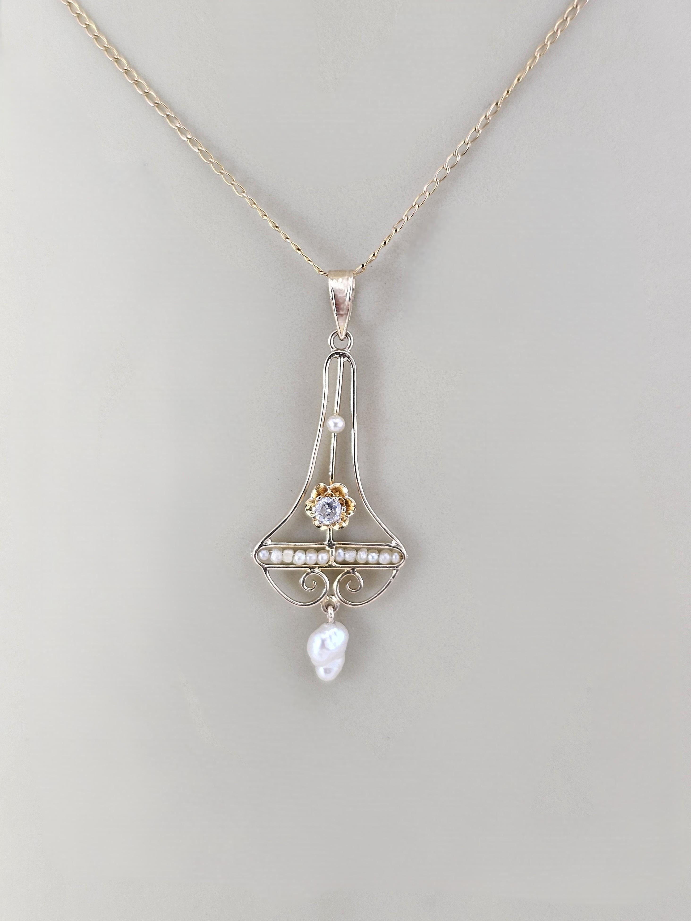 Taille ronde Pendentif Lavaliere en or jaune 10K avec diamant et perle #23806 en vente