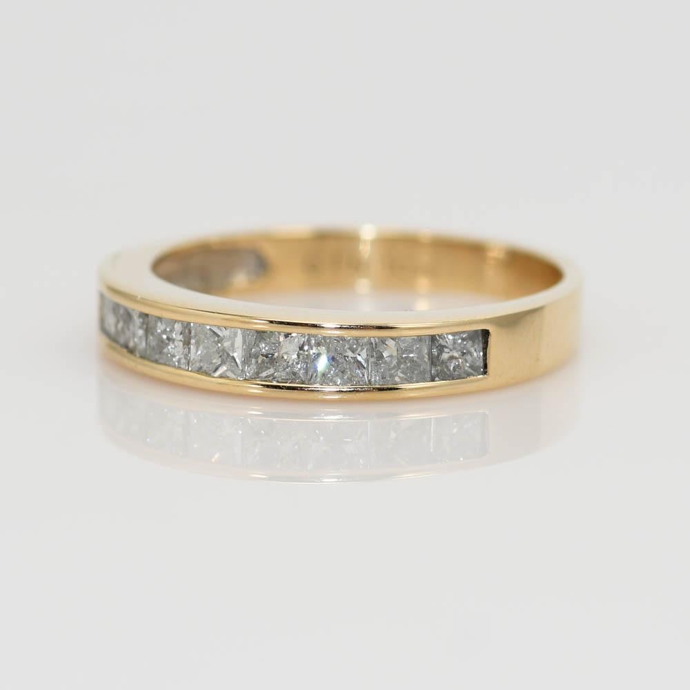 Band aus 14 Karat Gelbgold mit Diamanten im Prinzessinnenschliff.
Gestempelt 10k und wiegt 3 Gramm.
Die Diamanten sind Princess-Schliffe, 1,00 Karat insgesamt, K bis L Farbe, i1 bis i2 Klarheit Bereich.
Der Ring ist an der Oberseite 3,8 mm