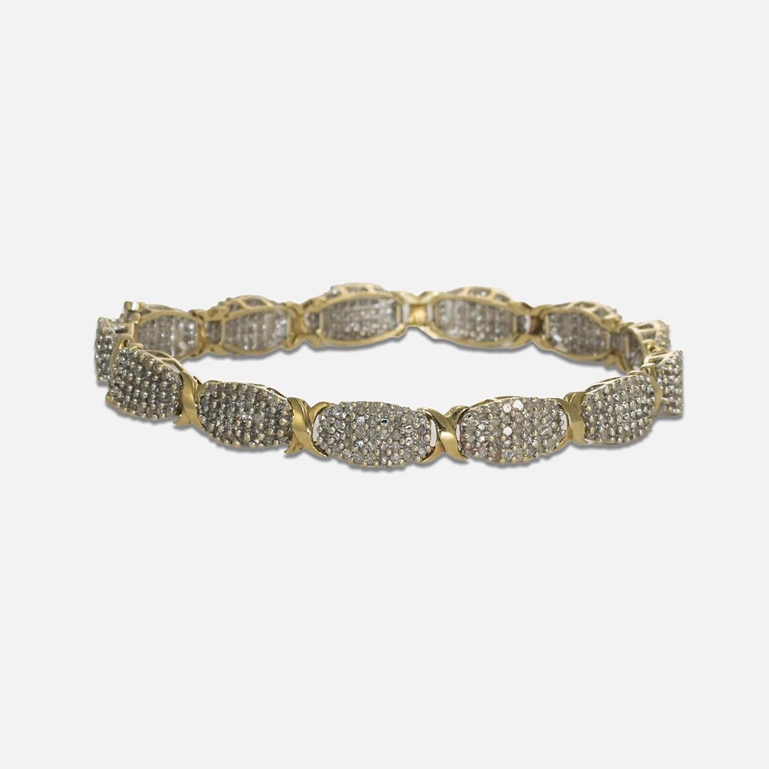Diamantarmband aus 10k Gelbgold.
Gestempelt 10k und getestet 41% Gold mit einem XRF-Analysator.
Das Bruttogewicht beträgt 12,8 Gramm.
Die Diamanten haben einen runden Brillantschliff, insgesamt 3,00 Karat, niedrige Farb- und Reinheitsgrade. 
Das