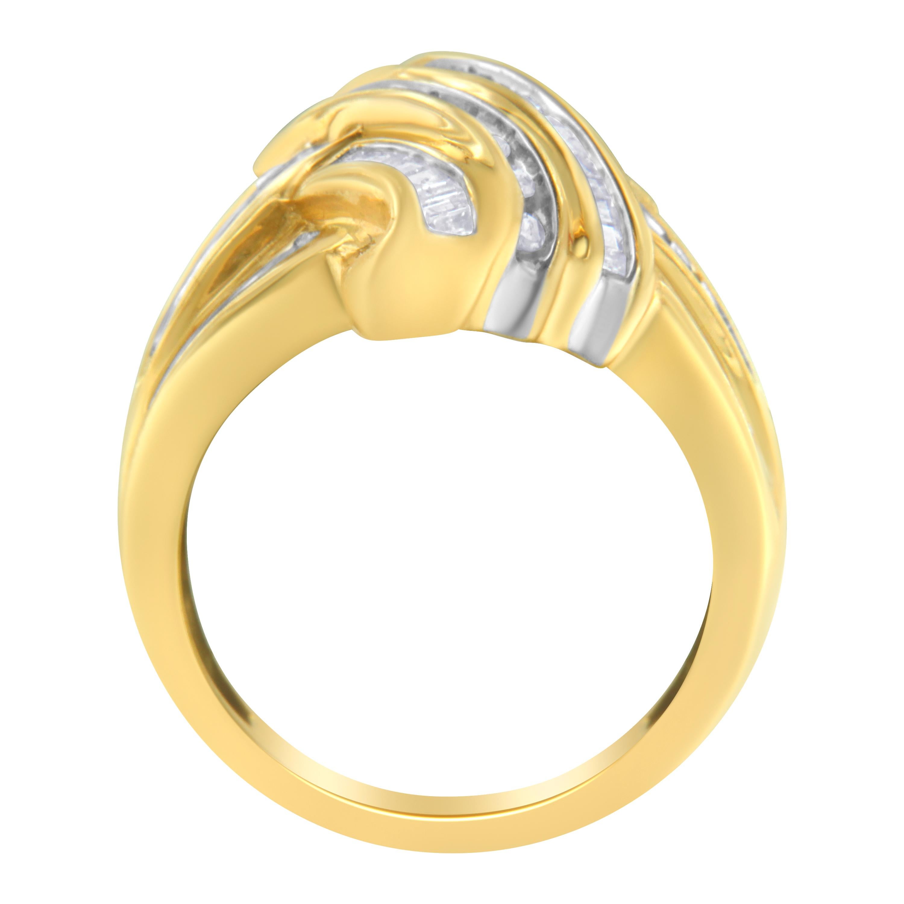 Ergänzen Sie Ihre Sammlung mit diesem schicken und anmutigen Bypass-Ring und unterstreichen Sie Ihren Stil. Dieser Ring besteht aus 10 Karat Gelbgold und 23 Diamanten im Rund- und Baguetteschliff, die in einer Kanalfassung eingraviert sind und ein