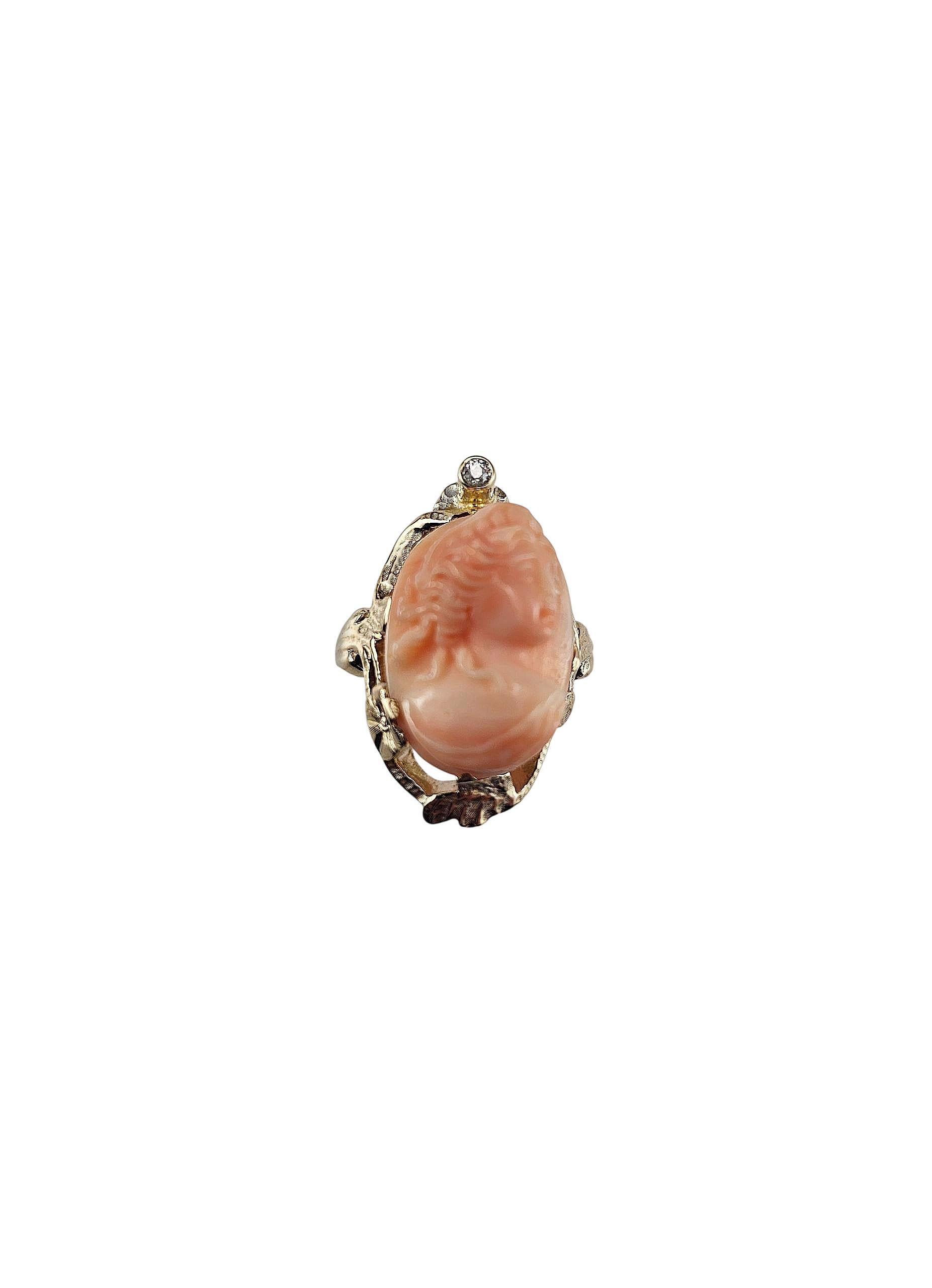 Anello Cammeo in oro giallo 10K e diamanti misura 6,5

Questo pezzo splendidamente intagliato raffigura un profilo classico di donna incastonato in oro giallo 10K meticolosamente dettagliato. Il cammeo è incorniciato da intricati dettagli a forma di