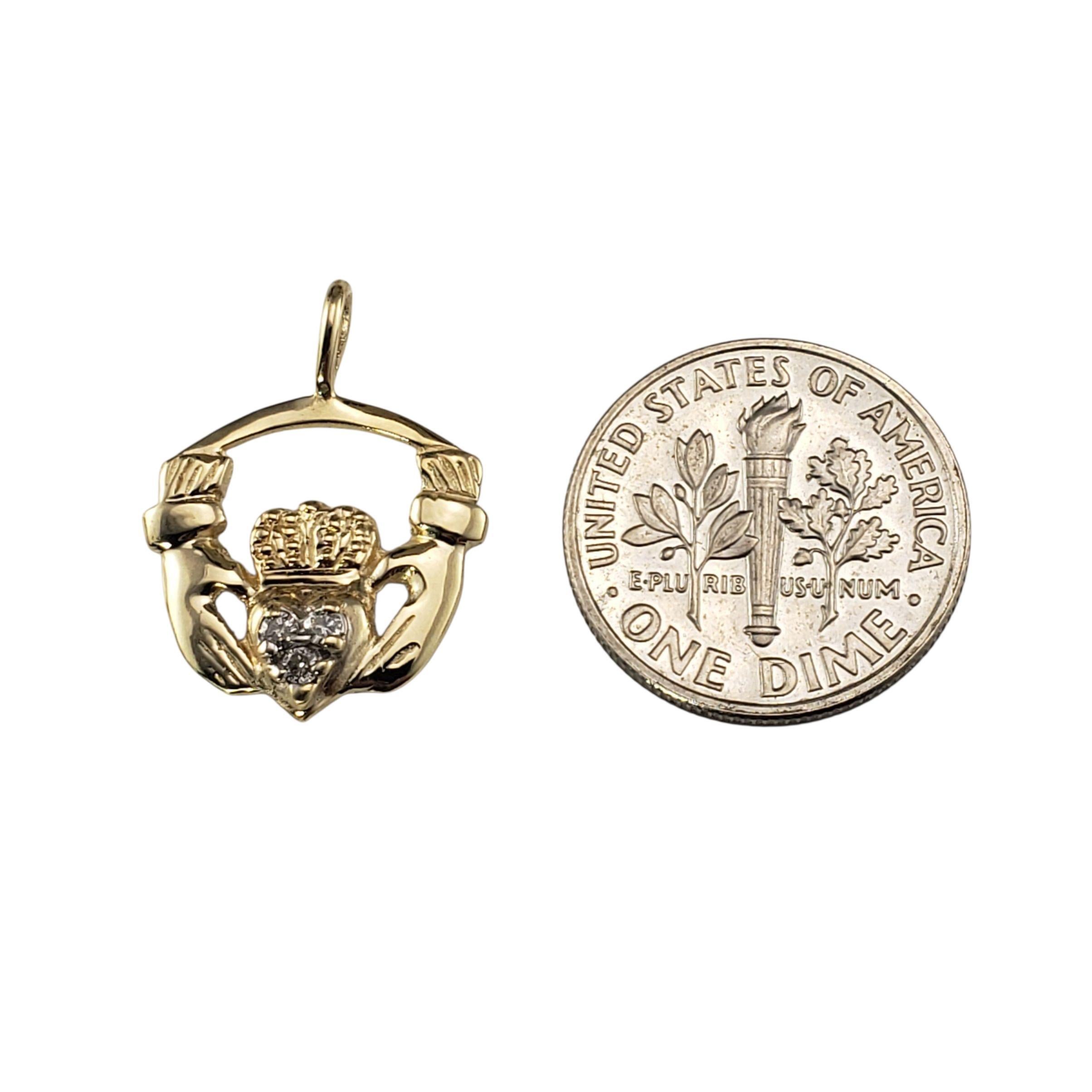 Taille brillant Pendentif Claddagh en or jaune 10K avec diamants #23361 en vente