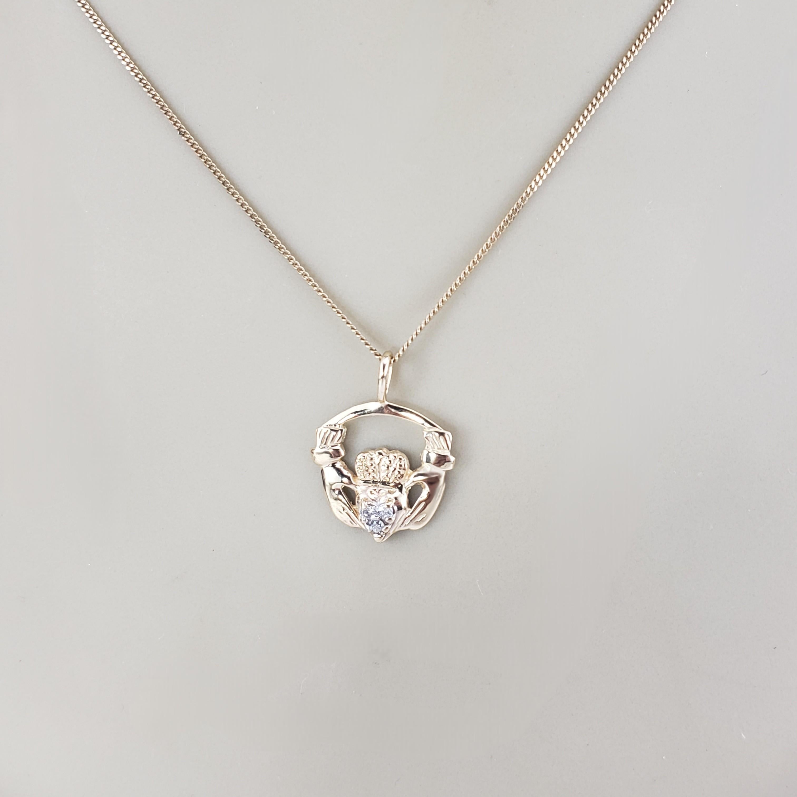 Pendentif Claddagh en or jaune 10K avec diamants #23361 Pour femmes en vente