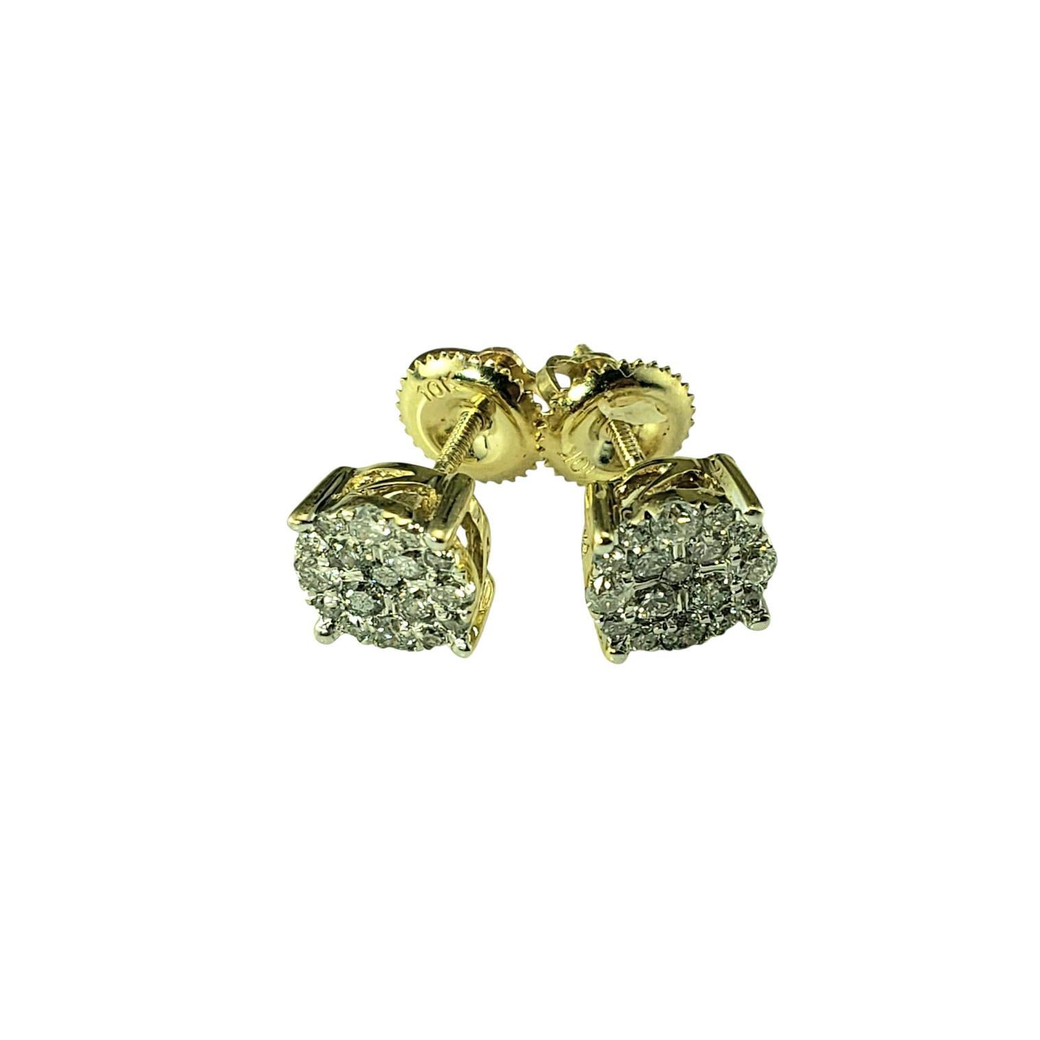 Orecchini a grappolo di diamanti in oro giallo 10K-

Questi scintillanti orecchini a perno presentano ciascuno un gruppo di 17 diamanti rotondi taglio brillante incastonati in caldo oro giallo 10K. Perfetto per essere indossato tutti i giorni o per