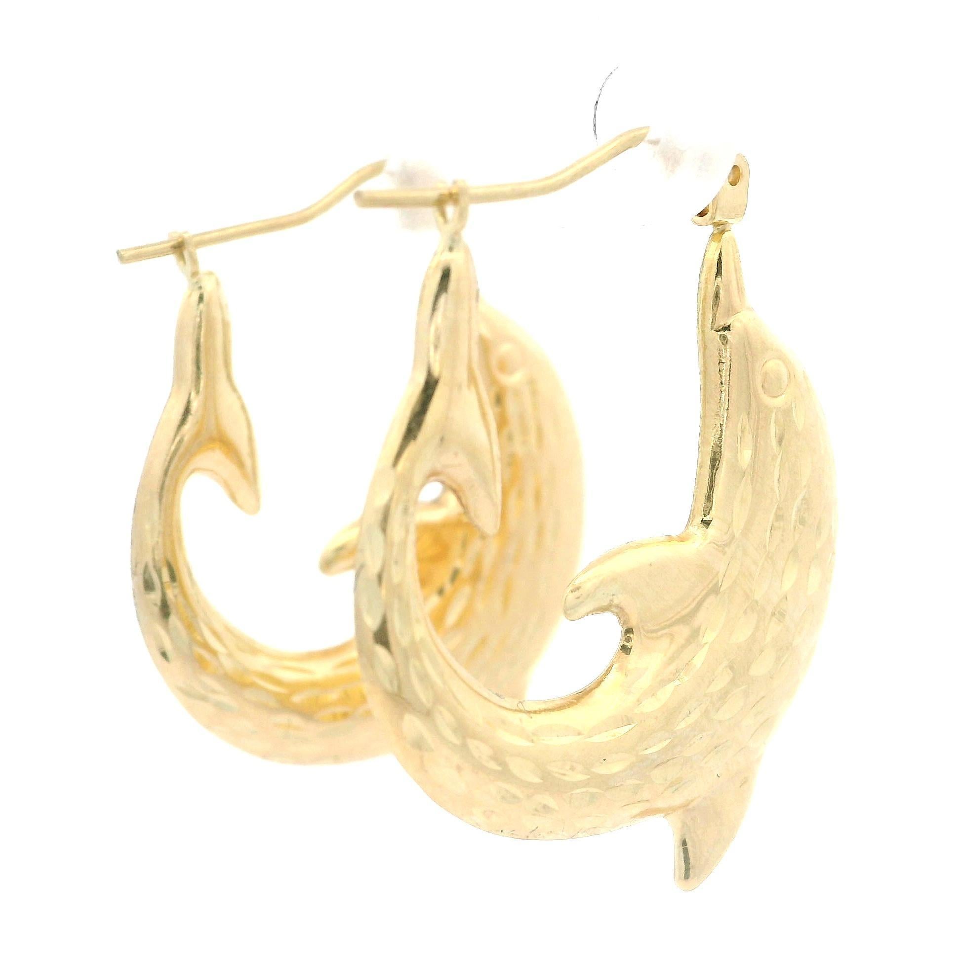 MATERIAL : Or jaune 10k 
Poids : 2,8 grammes
Dos : Fermeture par boutons-pression (les oreilles percées sont obligatoires).
Largeur totale : 24,1 mm (0,95