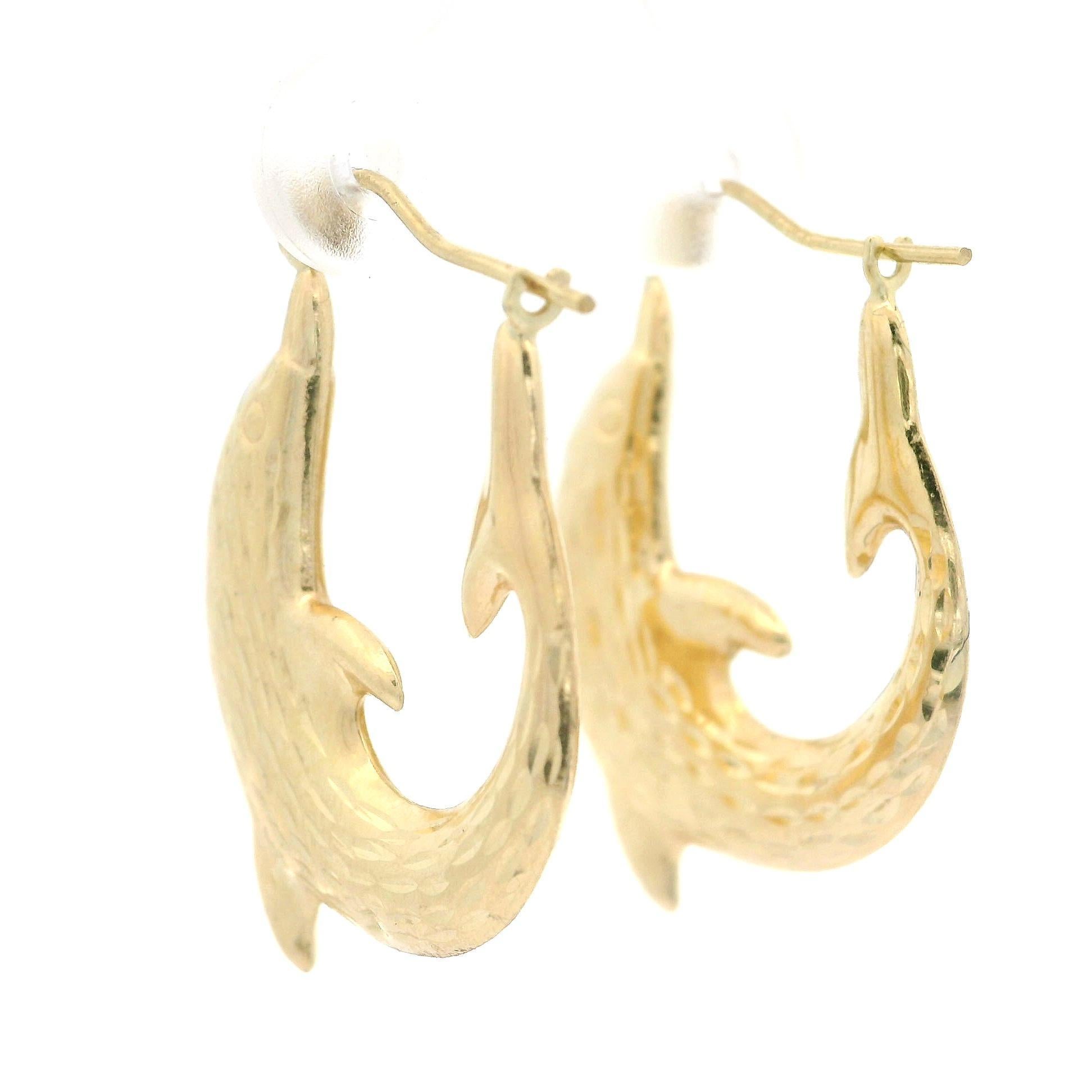 Créoles en or jaune 10 carats avec diamants et dauphins texturés détaillés Excellent état - En vente à Montclair, NJ