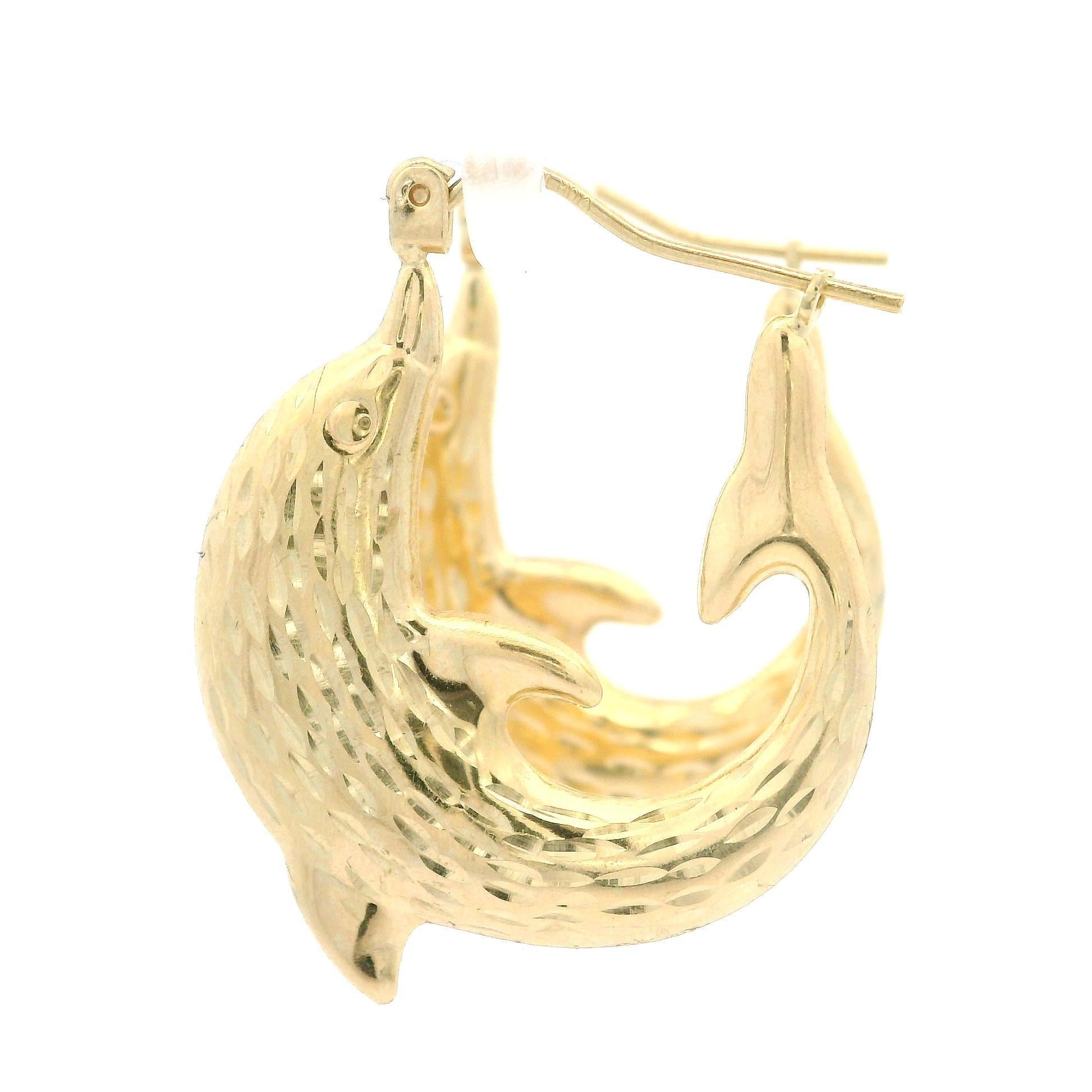 Créoles en or jaune 10 carats avec diamants et dauphins texturés détaillés Pour femmes en vente