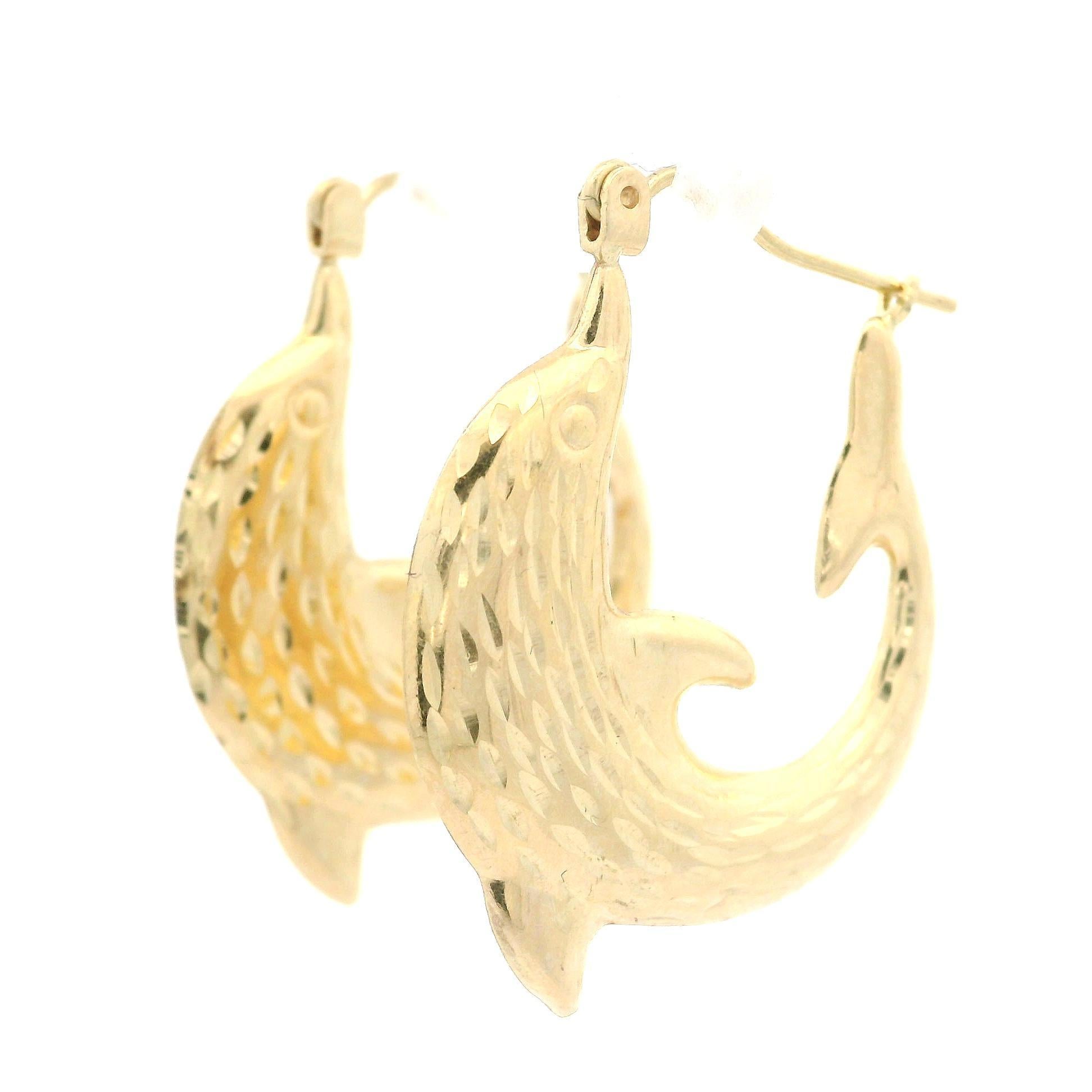 Créoles en or jaune 10 carats avec diamants et dauphins texturés détaillés en vente 1