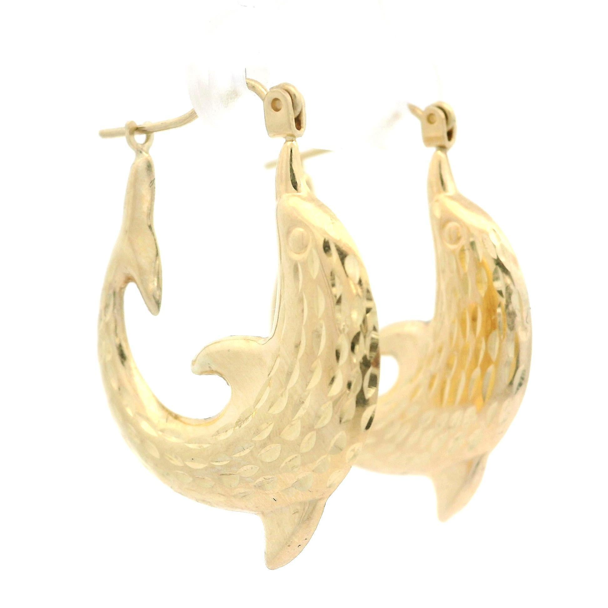 Créoles en or jaune 10 carats avec diamants et dauphins texturés détaillés en vente 2