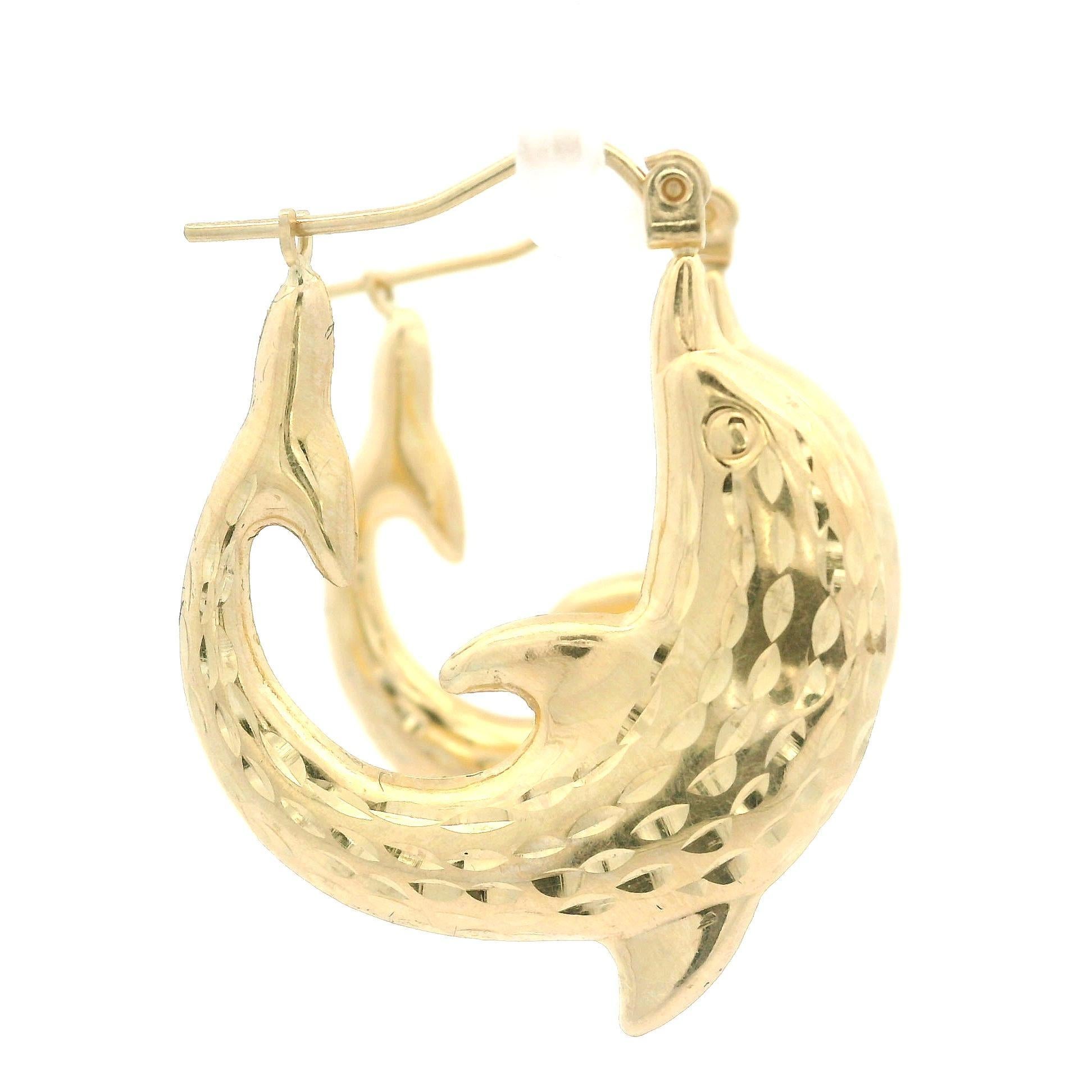 Créoles en or jaune 10 carats avec diamants et dauphins texturés détaillés en vente 3