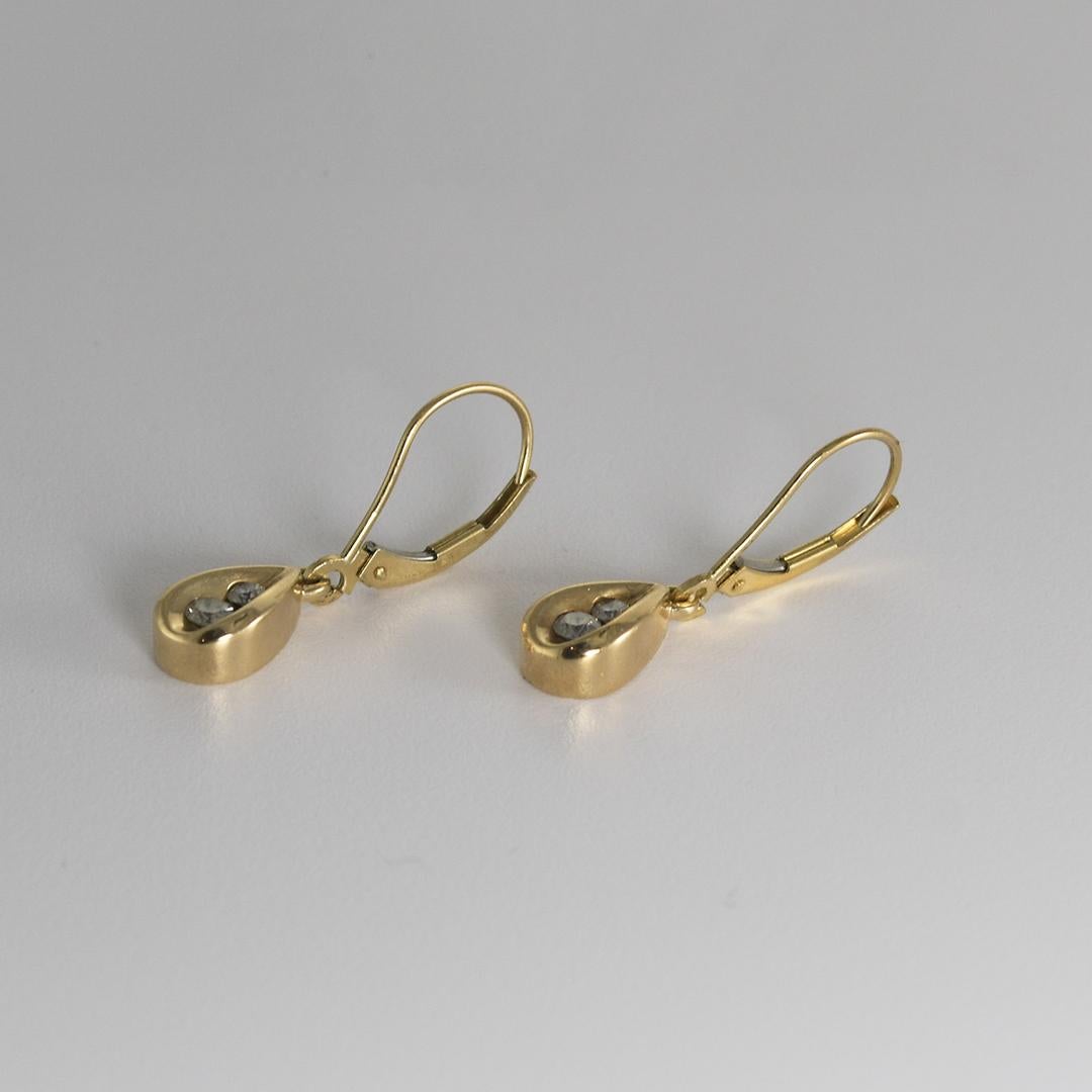 Ladies 14k yellow gold and diamond dangle earrings.
Stamped 10k and weighs 2.7 grams.
The diamonds are round brilliant cuts, .20 total carats, j color, i1 clarity.
The earrings measure 1 inch long including the wire.
Excellent condition.