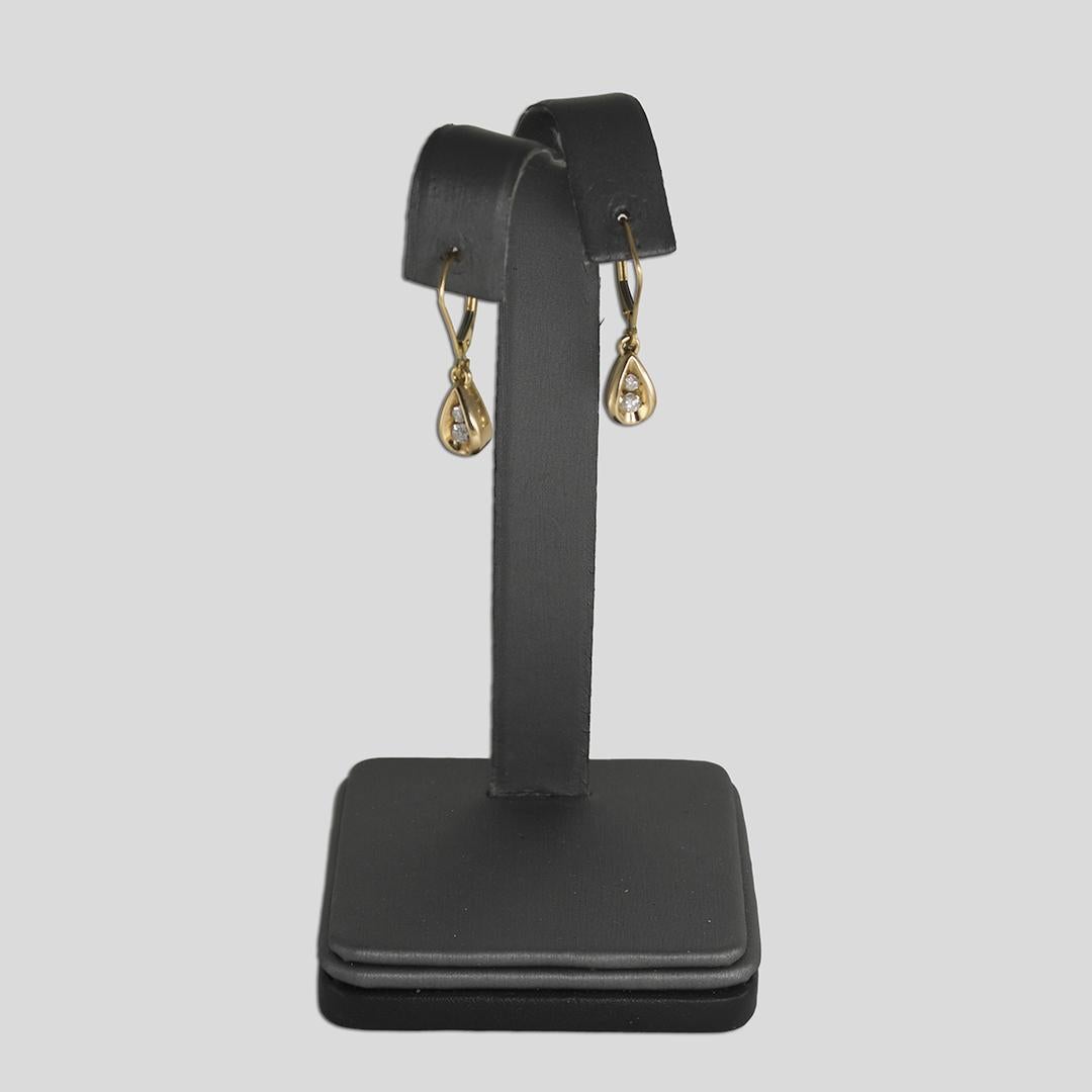 10K Yellow Gold Diamond Dangle Earrings 0.20ct In Excellent Condition For Sale In Laguna Beach, CA