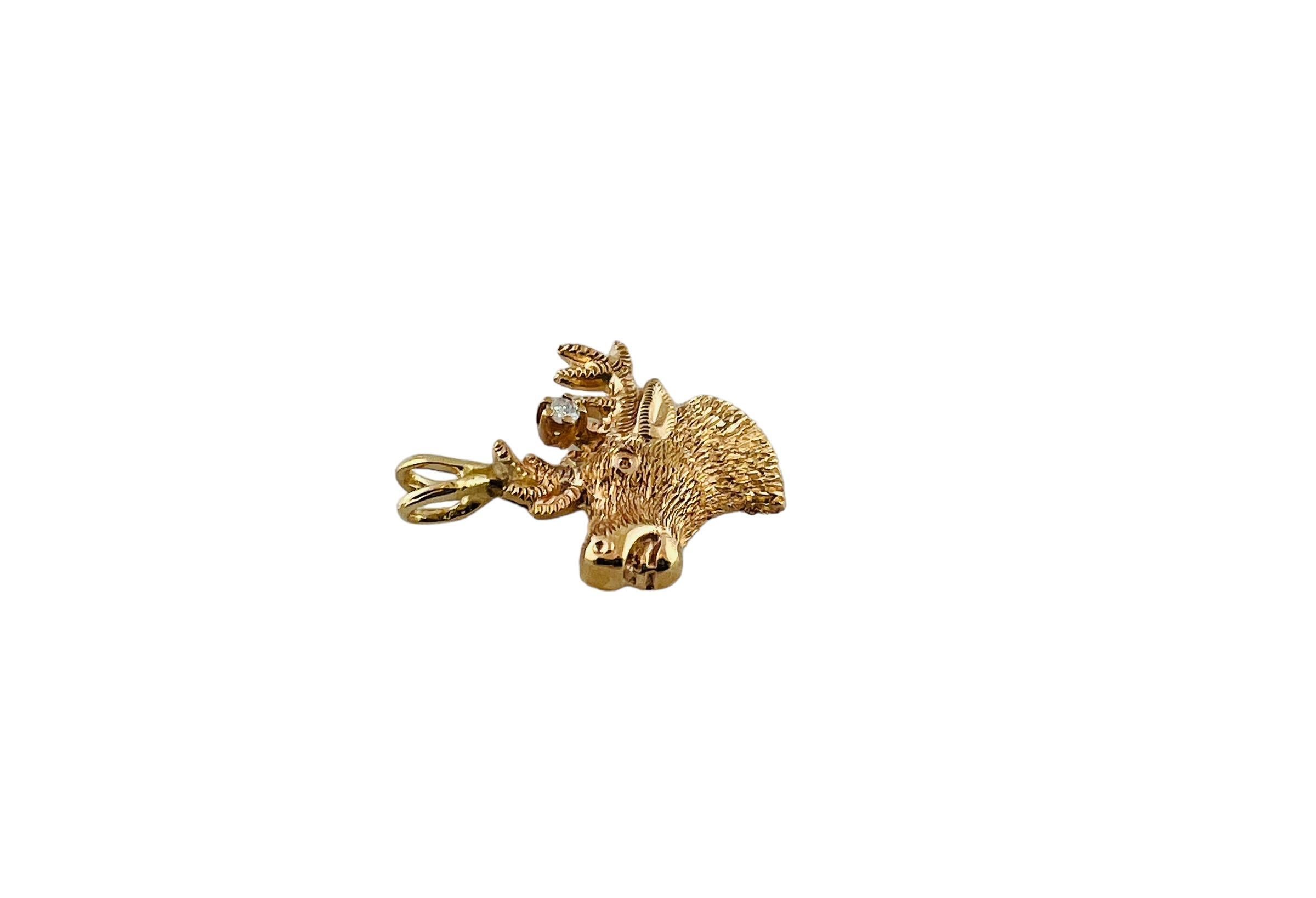This deer head charm is set in 10K textured yellow gold

A single cut diamond accents the antlers

Diamond is approx. .01 ct and of I1 clarity and I color

Stamped 10K

Measures approx 15.0 x 15.0 x 2.0 mm (without bale)

1.2 g /. 0.7 dwt

Very good