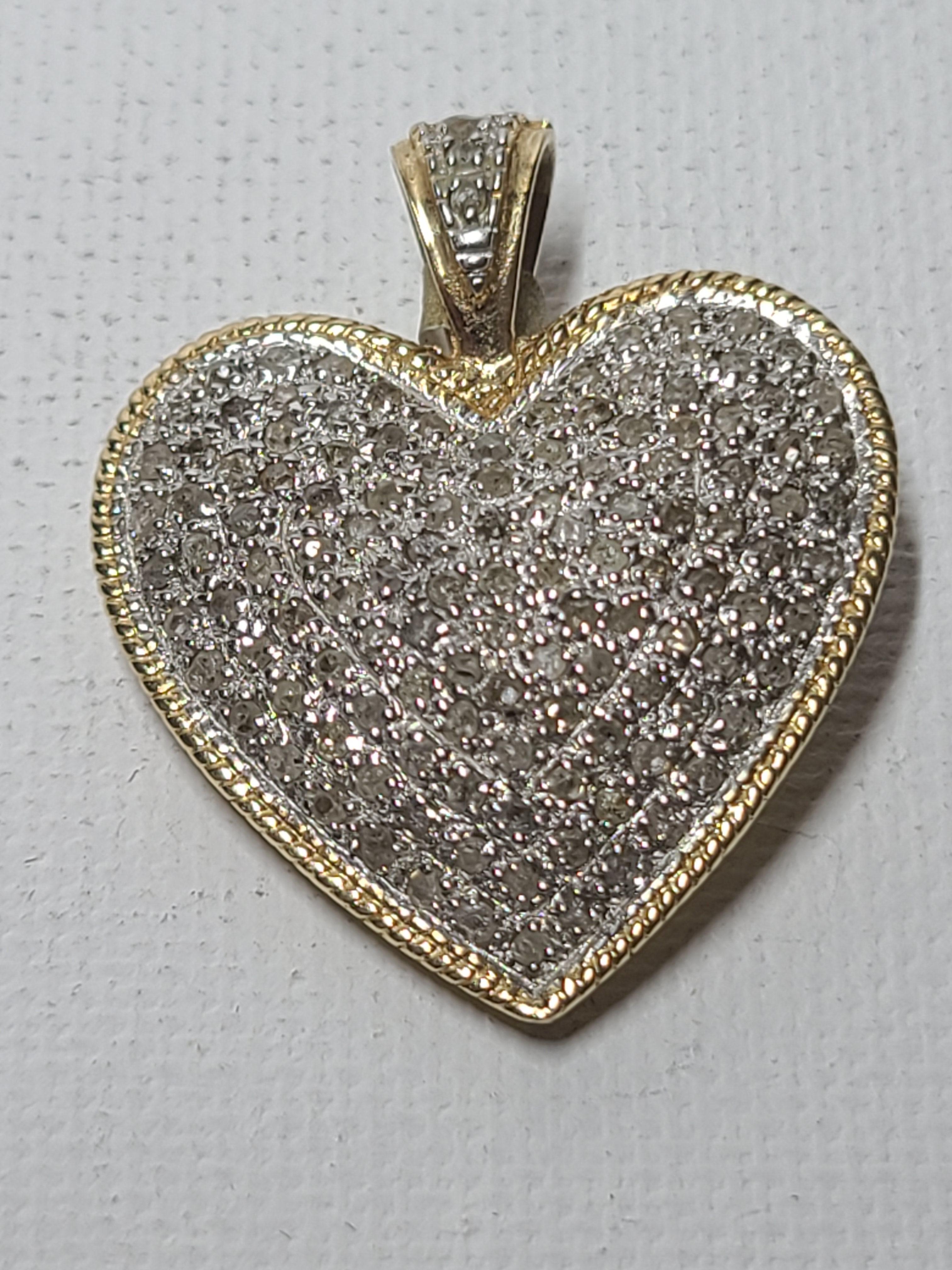 Herzanhänger aus 10 Karat Gelbgold mit Diamanten und Natursteinen. Das Gesamtgewicht beträgt 4,3 Gramm.