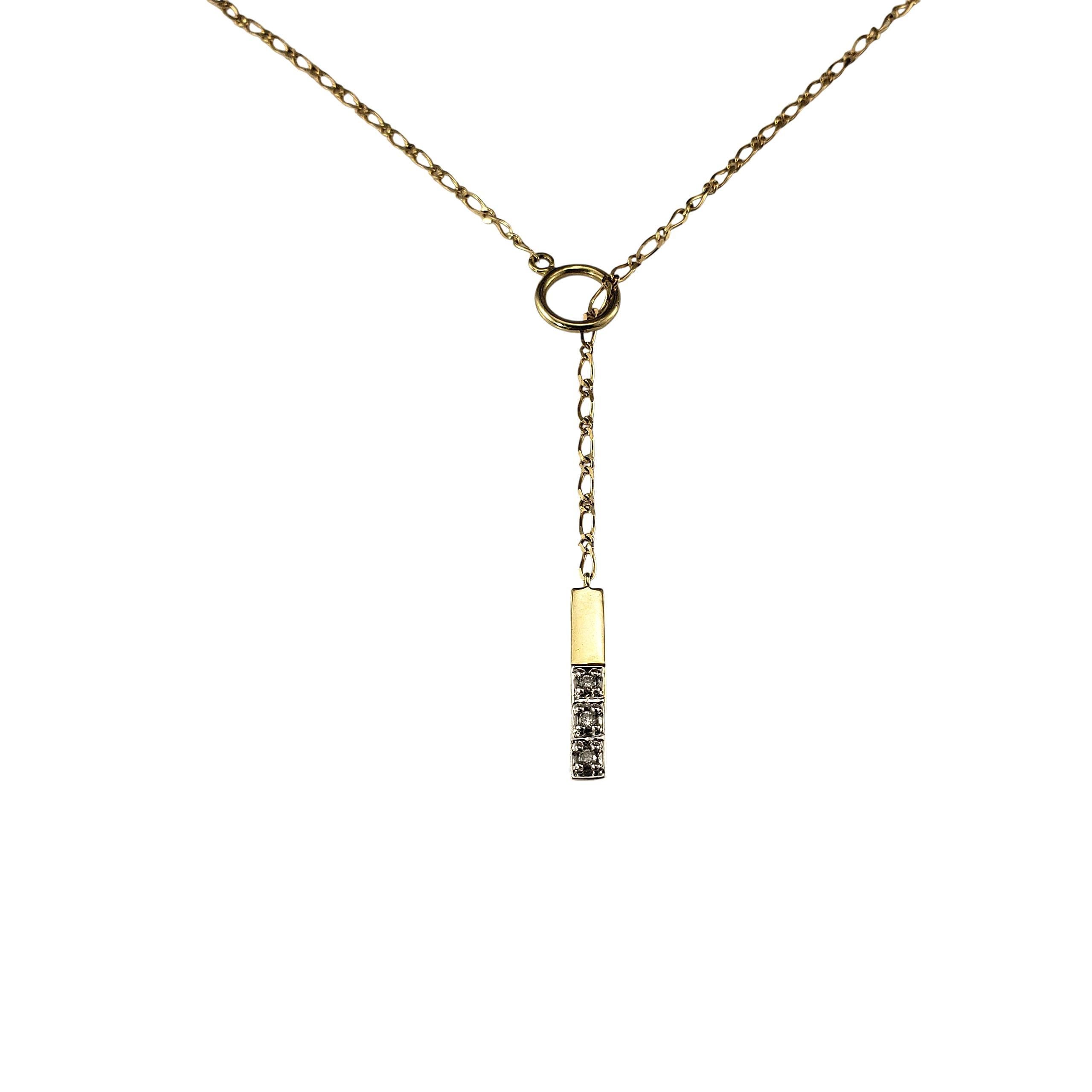 Collana Lariat in oro giallo 10K e diamanti...

Questa elegante collana lariat in oro giallo 10K presenta un elegante design a goccia con tre diamanti rotondi taglio brillante. La catena sottile si infila in una stazione circolare, permettendo a