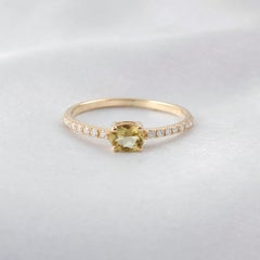 Bague solitaire en or jaune 10 carats sertie d'un saphir jaune de taille ovale