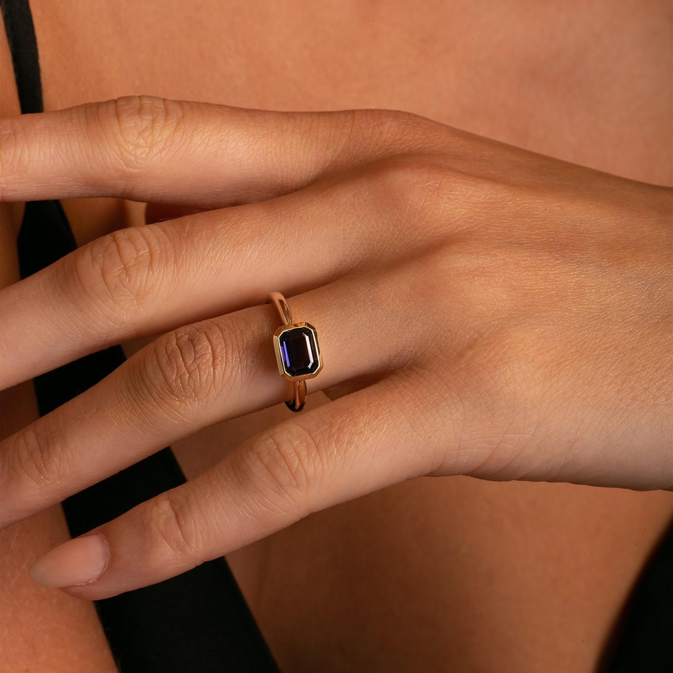 Une superbe Iolite de taille émeraude sertie dans un magnifique chaton en or jaune poli.

Le contraste entre la magnifique teinte bleue de l'iolite et l'or jaune de cette monture forte mais résolument féminine ajoute un peu de glamour sans effort à