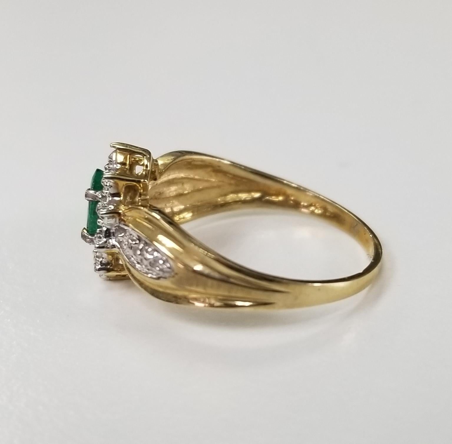 10 Karat Yellow Gold Emerald and Diamond Ring (Zeitgenössisch)