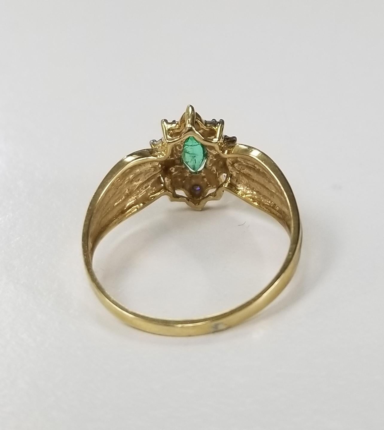 10 Karat Yellow Gold Emerald and Diamond Ring (Marquiseschliff)