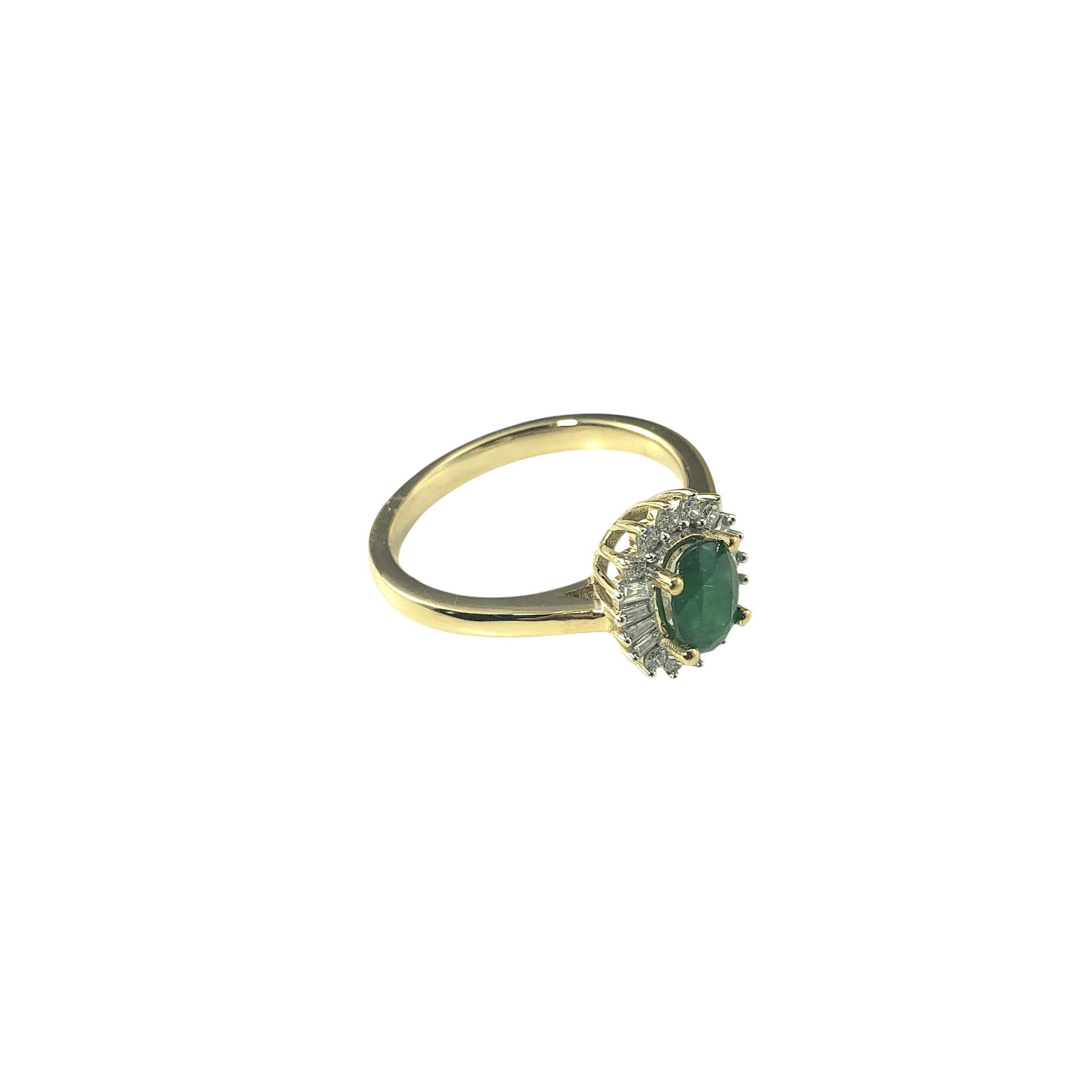 Bague en or jaune 10 carats avec émeraudes et diamants Taille 8 JAGi Certified-

Cette magnifique bague est ornée d'une émeraude ovale entourée de huit diamants baguettes et de dix diamants ronds de taille brillant, le tout serti dans de l'or jaune