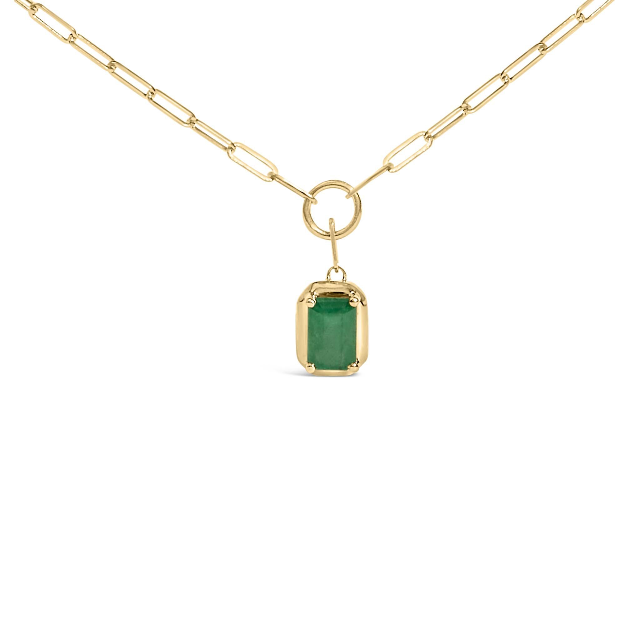 Enveloppez votre décolleté de l'élégance intemporelle de notre collier à pendentif solitaire, une synthèse exquise de sophistication classique et de grâce moderne. Réalisé avec un soin méticuleux en or jaune 10 carats, il est orné d'une émeraude