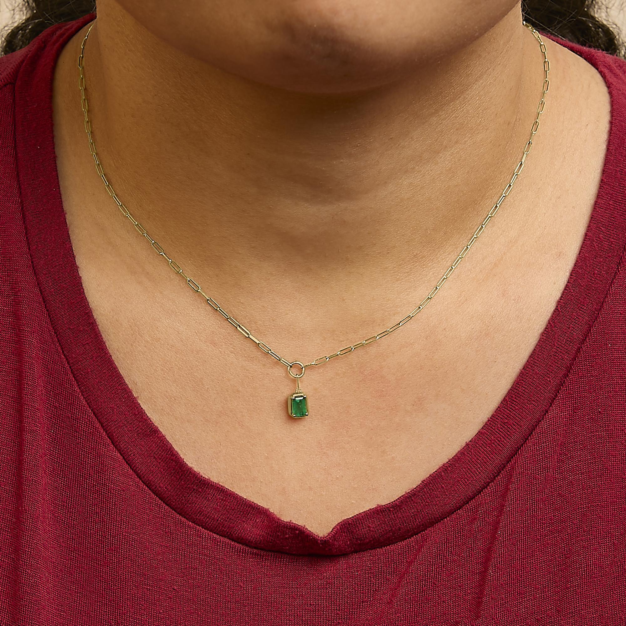 Taille émeraude Collier en or jaune 10K avec pendentif solitaire en émeraude verte 6x4 MM en vente