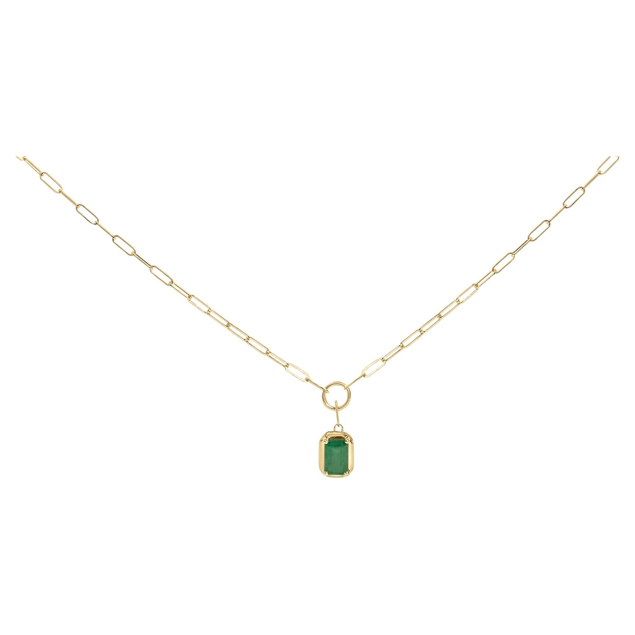 Collier en or jaune 10K avec pendentif solitaire en émeraude verte 6x4 MM en vente
