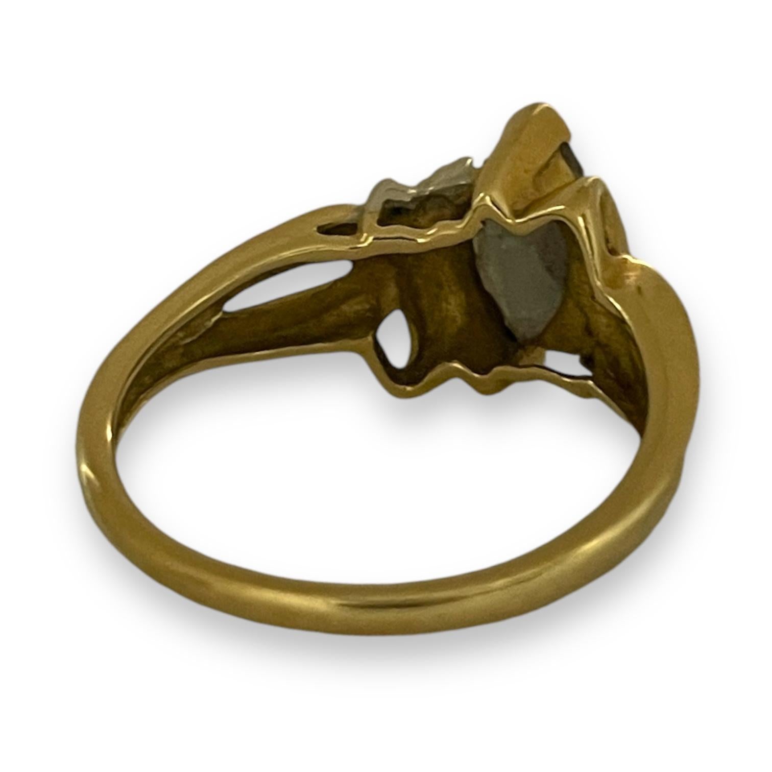 Chef-d'œuvre de beauté raffinée, cette bague en alexandrite en or jaune 10k exsude la sophistication. L'Alexandrite taillée en marquise, réputée pour sa brillance aux couleurs changeantes, est au cœur de ce design exquis. Ses teintes changent