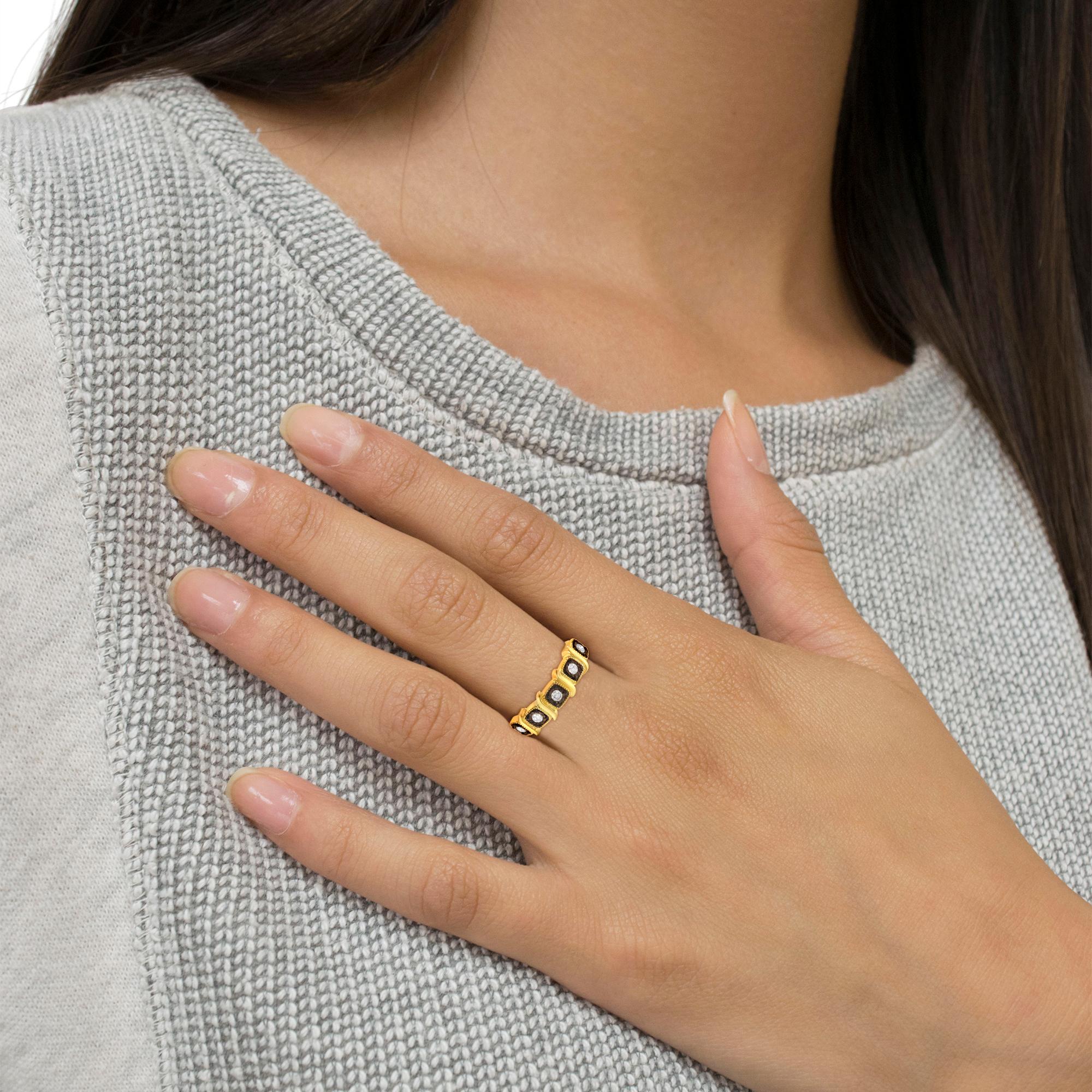 Adorna su mano con este deslumbrante anillo de 5 piedras, elaborado con la mejor plata de ley 925. Esta magnífica pieza está diseñada con metal de dos tonos y 5 diamantes de talla redonda en engaste milagro. Añade este impresionante anillo a tu