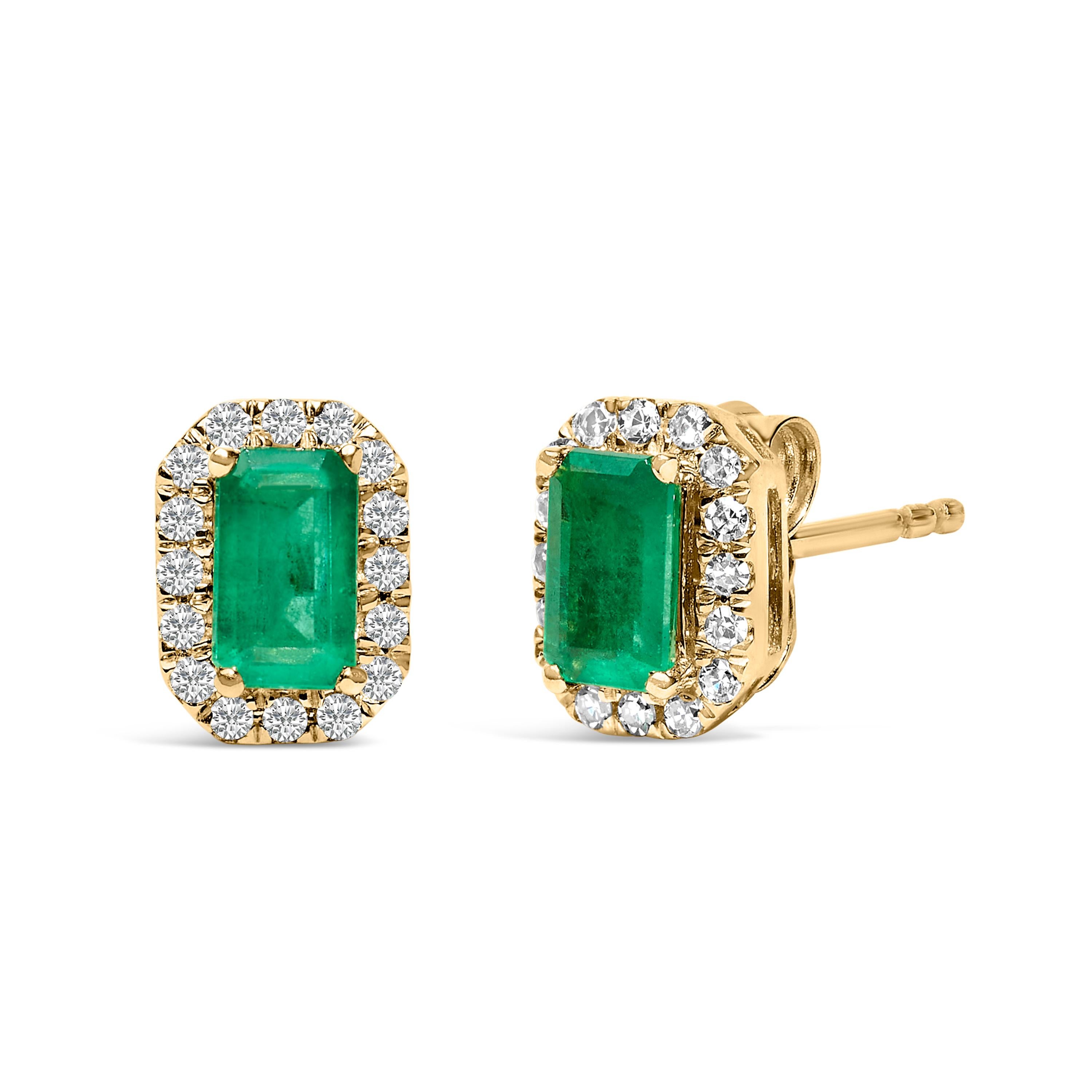 Enveloppez-vous dans le luxe de ces boucles d'oreilles enchanteresses, méticuleusement fabriquées en or jaune 10K. Au cœur de chaque pièce se trouve une éclatante émeraude verte de 5x3 mm, d'origine naturelle, qui incarne l'élégance grâce à sa