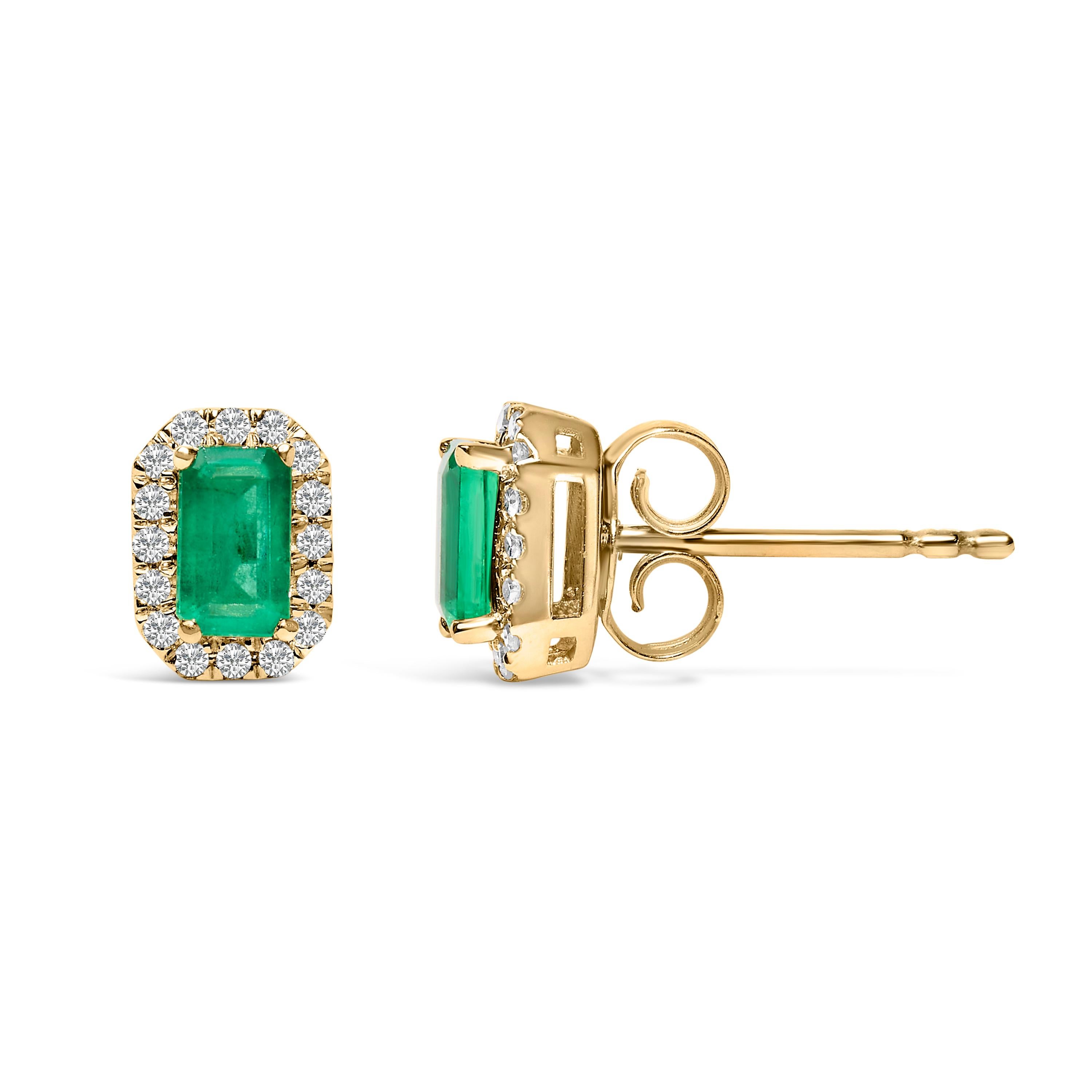 Moderne Clous d'oreilles octogonaux en or jaune 10 carats, émeraude verte et halo de diamants 1/7 carat en vente