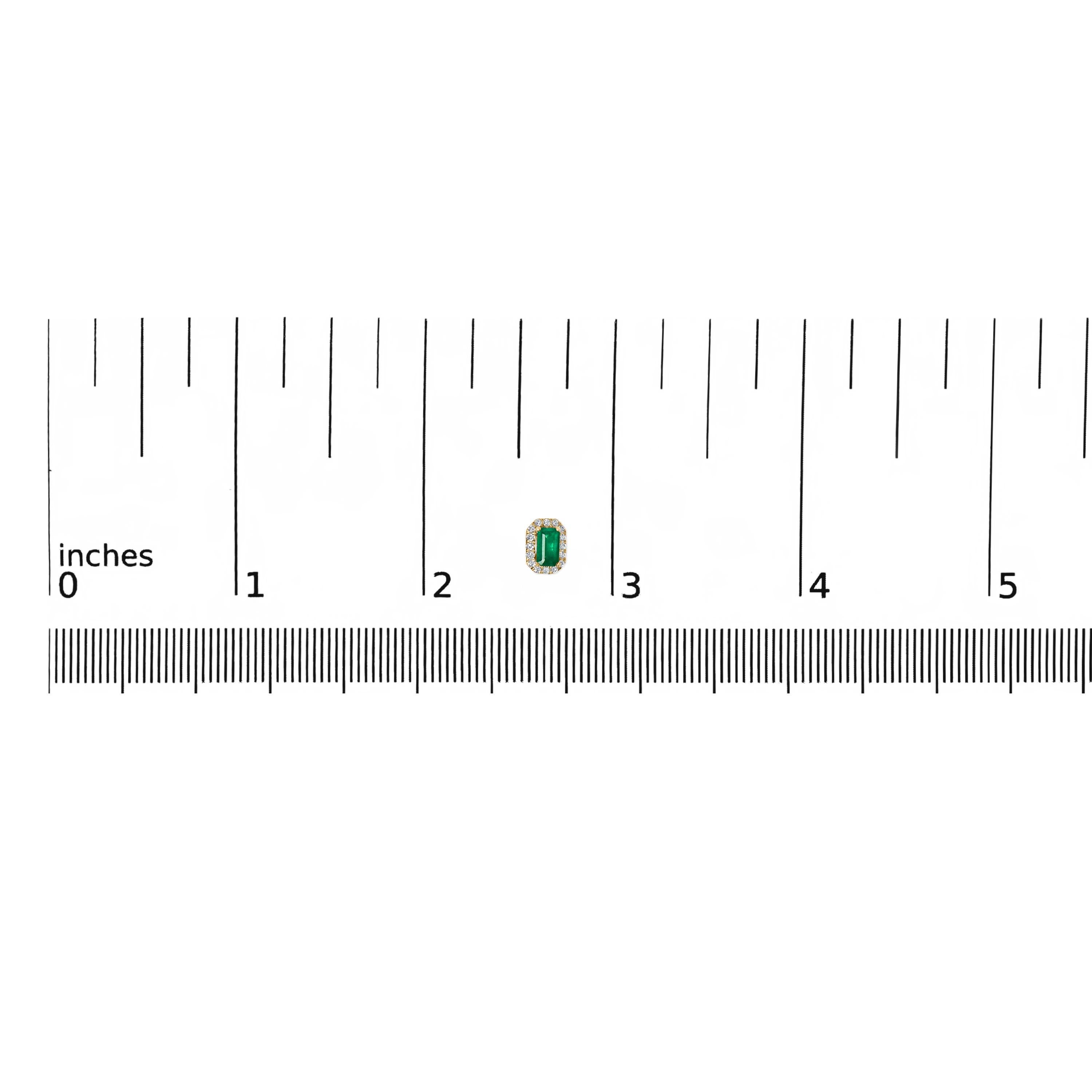 Taille ronde Clous d'oreilles octogonaux en or jaune 10 carats, émeraude verte et halo de diamants 1/7 carat en vente