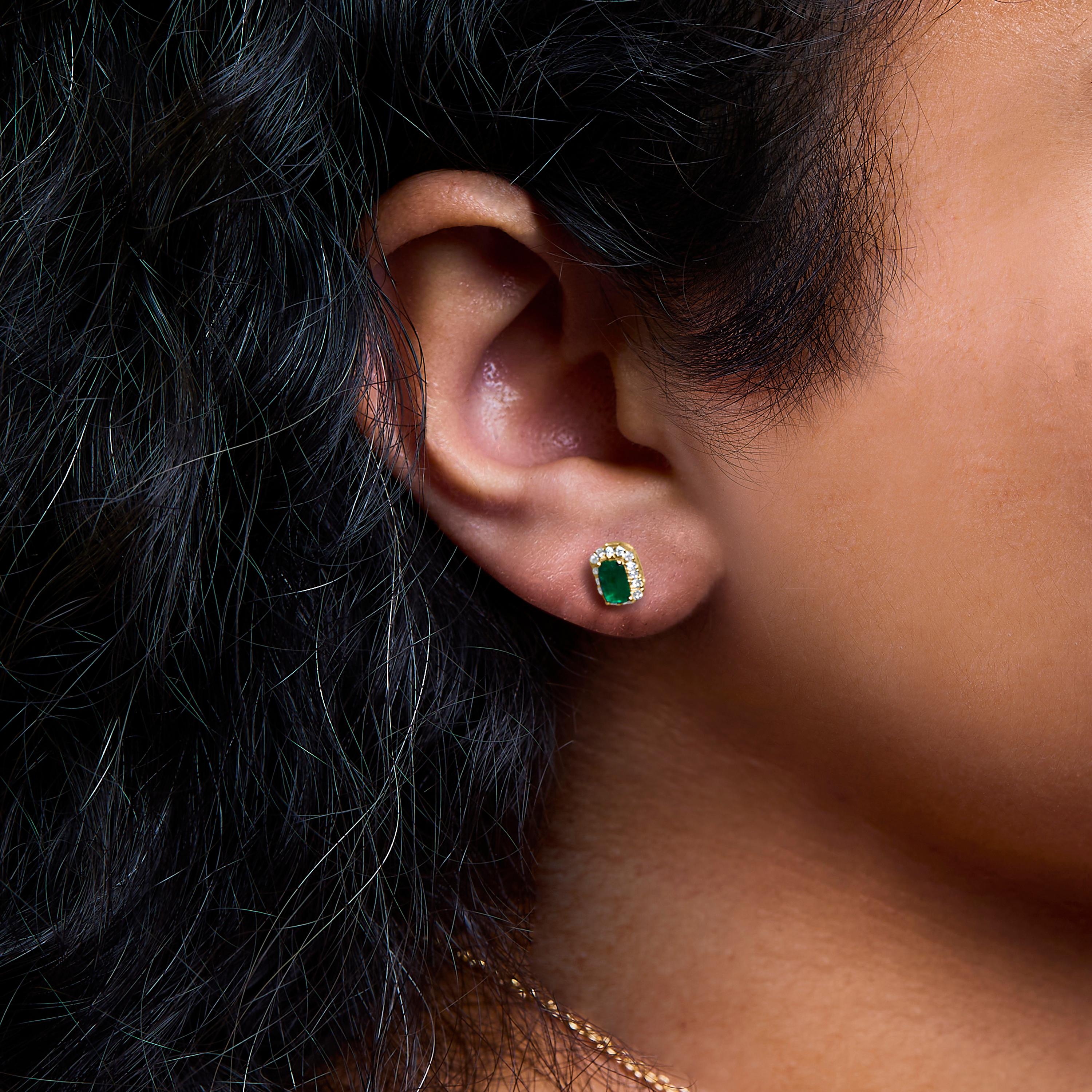 Clous d'oreilles octogonaux en or jaune 10 carats, émeraude verte et halo de diamants 1/7 carat Neuf - En vente à New York, NY