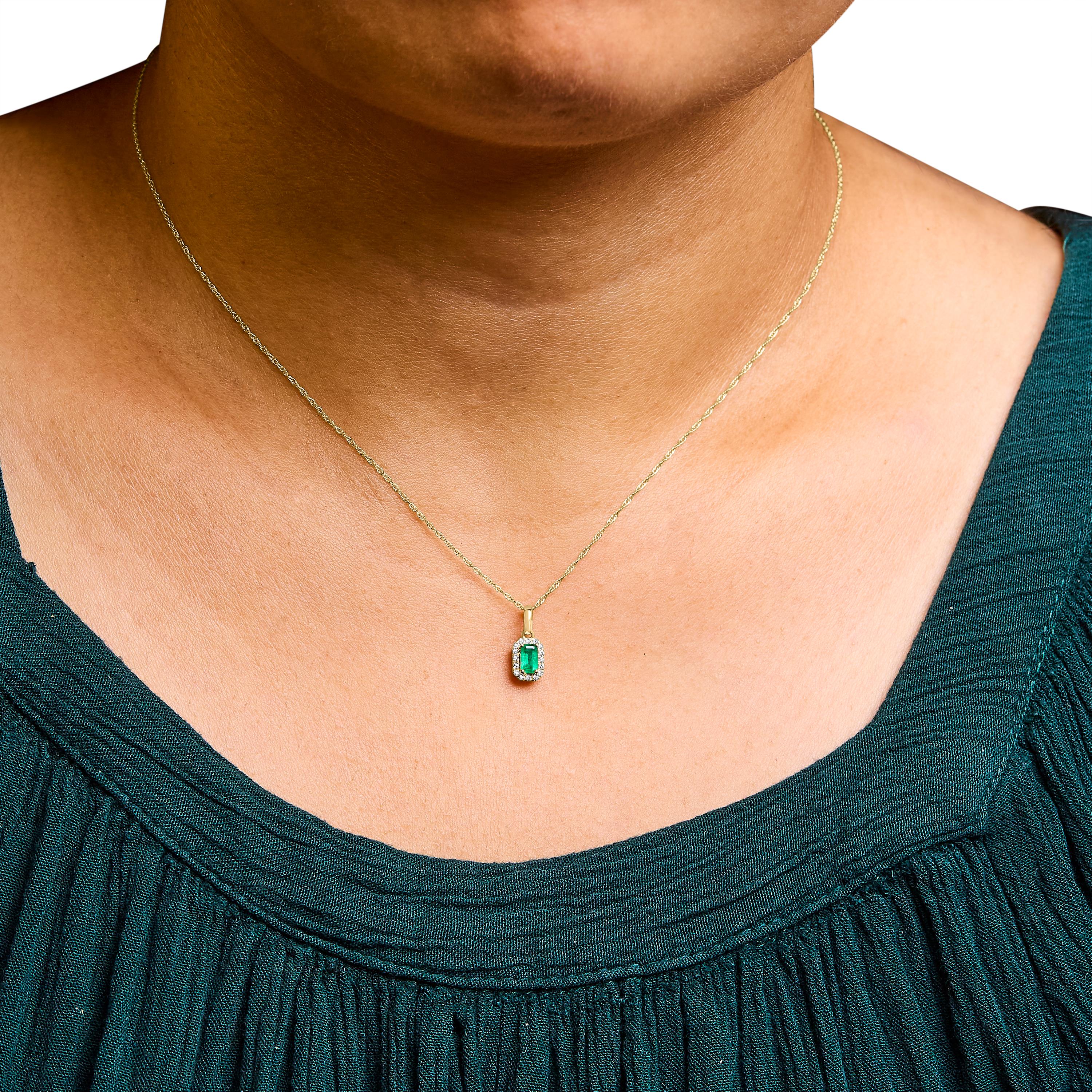 10K Yellow Gold Green Emerald and Diamond Accent Halo Pendant Necklace In New Condition For Sale In New York, NY