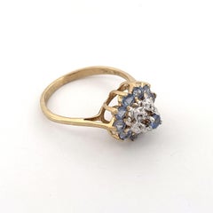 Anillo vintage de oro amarillo de 10k con racimo floral de iolita y diamantes