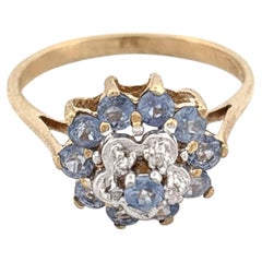 Anillo vintage de oro amarillo de 10k con racimo floral de iolita y diamantes