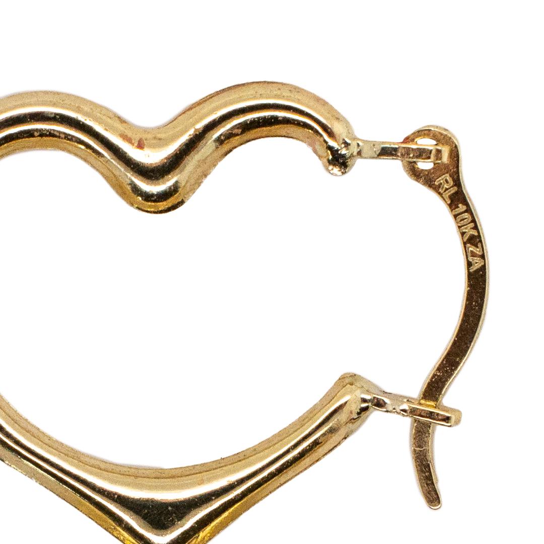 Ein Paar Damen Ohrringe aus poliertem 10 Karat Gelbgold, herzförmig, mit Hebelverschluss. Die Ohrringe sind 1,47 mm dick und messen etwa 0,50 mm in der Länge und wiegen insgesamt 0,30 Gramm. Graviert mit 