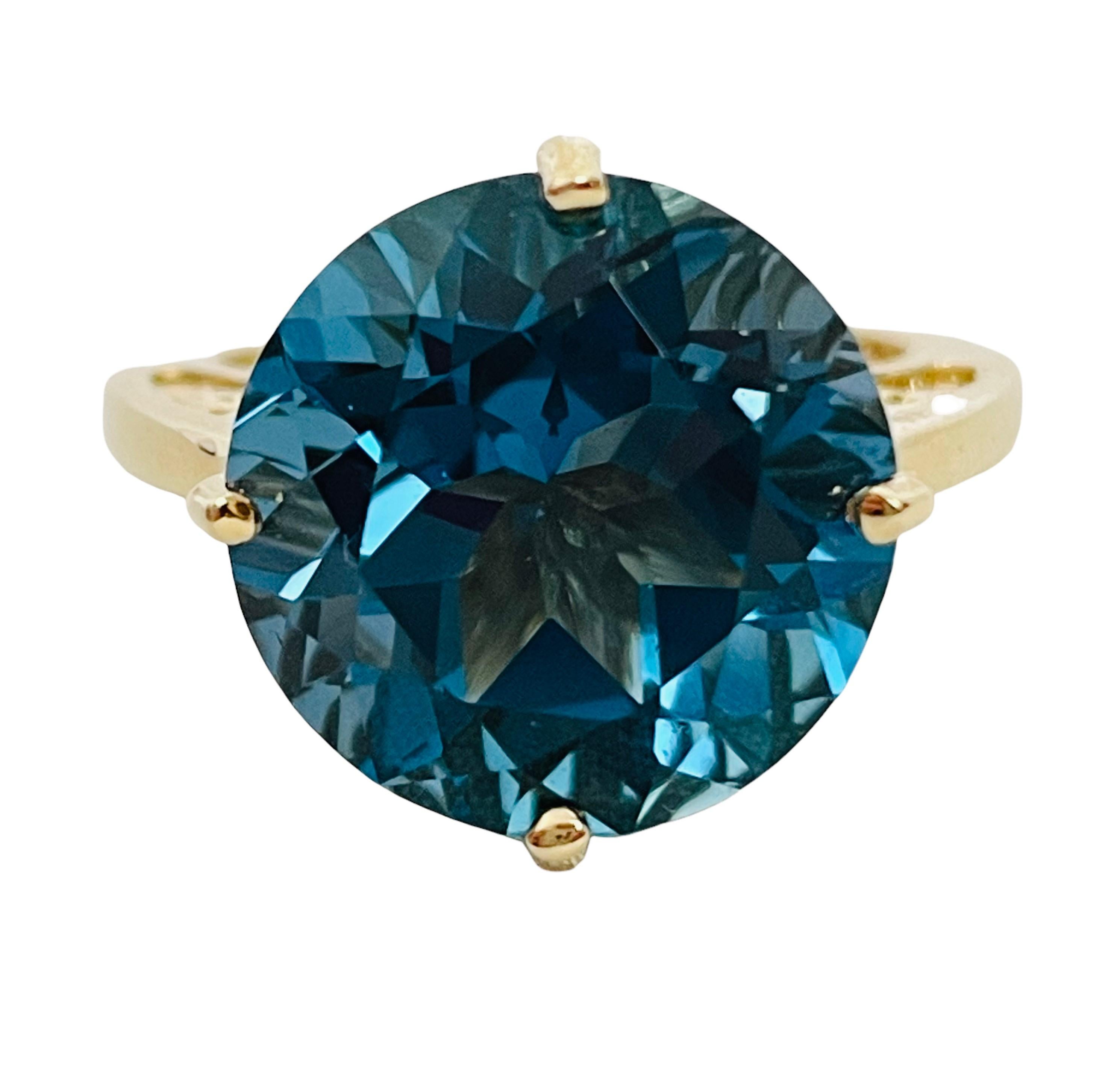 Größe 7.5 
Solitär Londoner Blautopas - 12 Karat - Rundschliff   
Stein - 13,7 mm x 13,7 mm x 9,6 mm  
  	Farbsättigung Stark        Klarheit - Sehr gut                Schnitt - Sehr gut

Montage STS Thailand   - 10K Gelbgold 
10K - STS gestempelt -