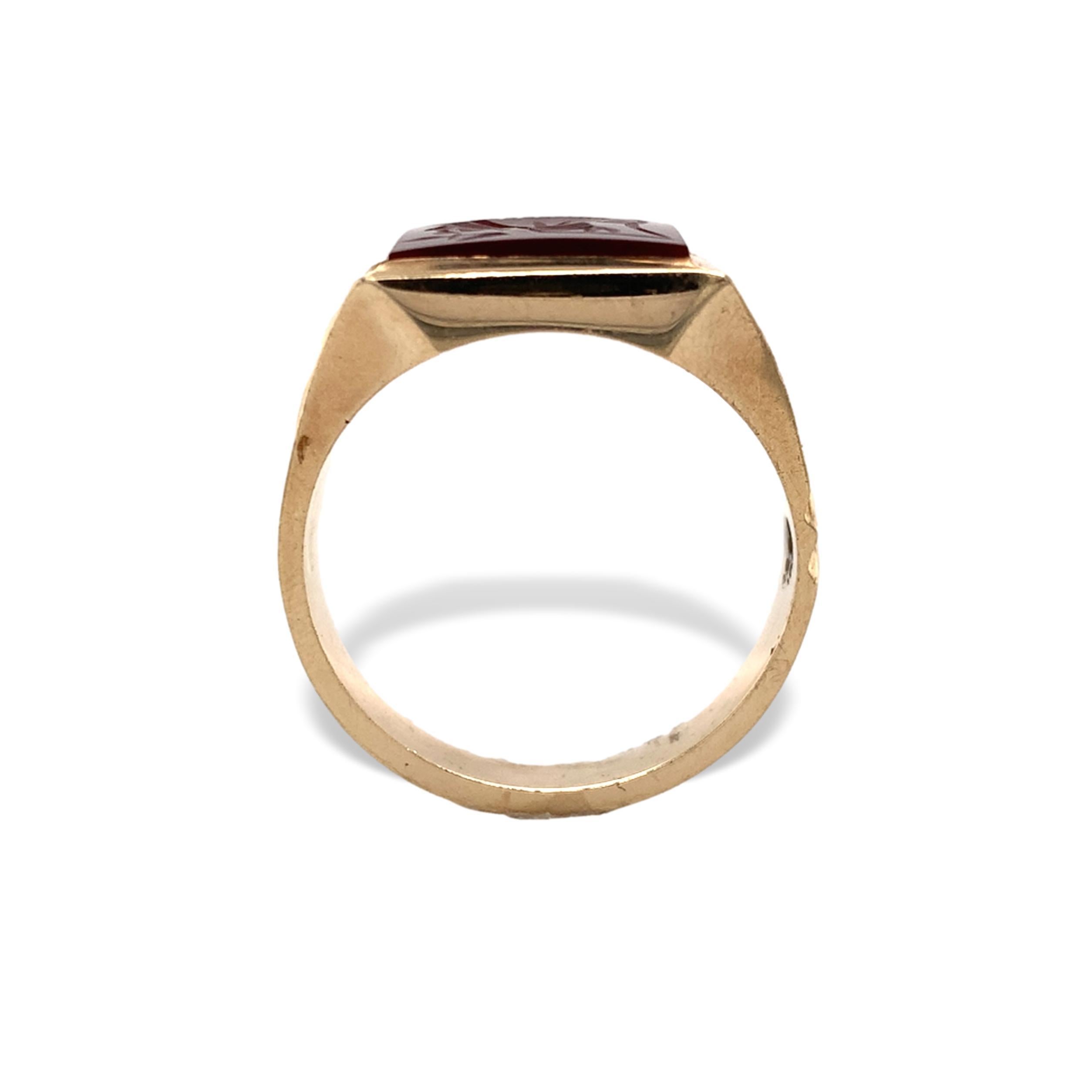 Anillo vintage de oro amarillo de 10 quilates de cornalina para hombre. El anillo presenta un panel rectangular tallado con un guerrero romano. La piedra marrón anaranjado de cornalina mide unos 13,5 mm x 11,5 mm. Hay un acabado decorativo cepillado
