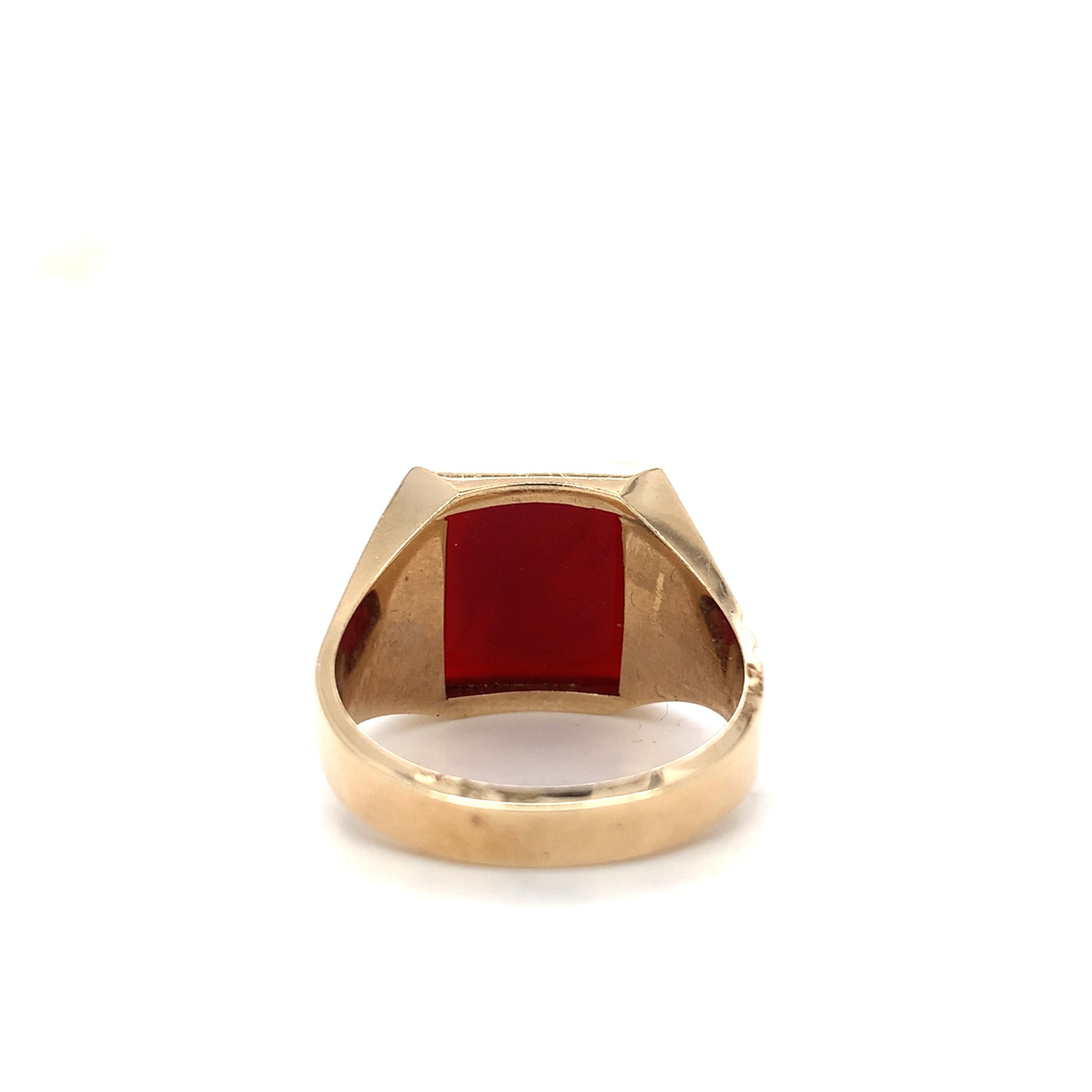 Anillo de oro amarillo de 10 quilates con calcografía de guerrero de cornalina para hombre NOS en Excelente estado para la venta en Big Bend, WI