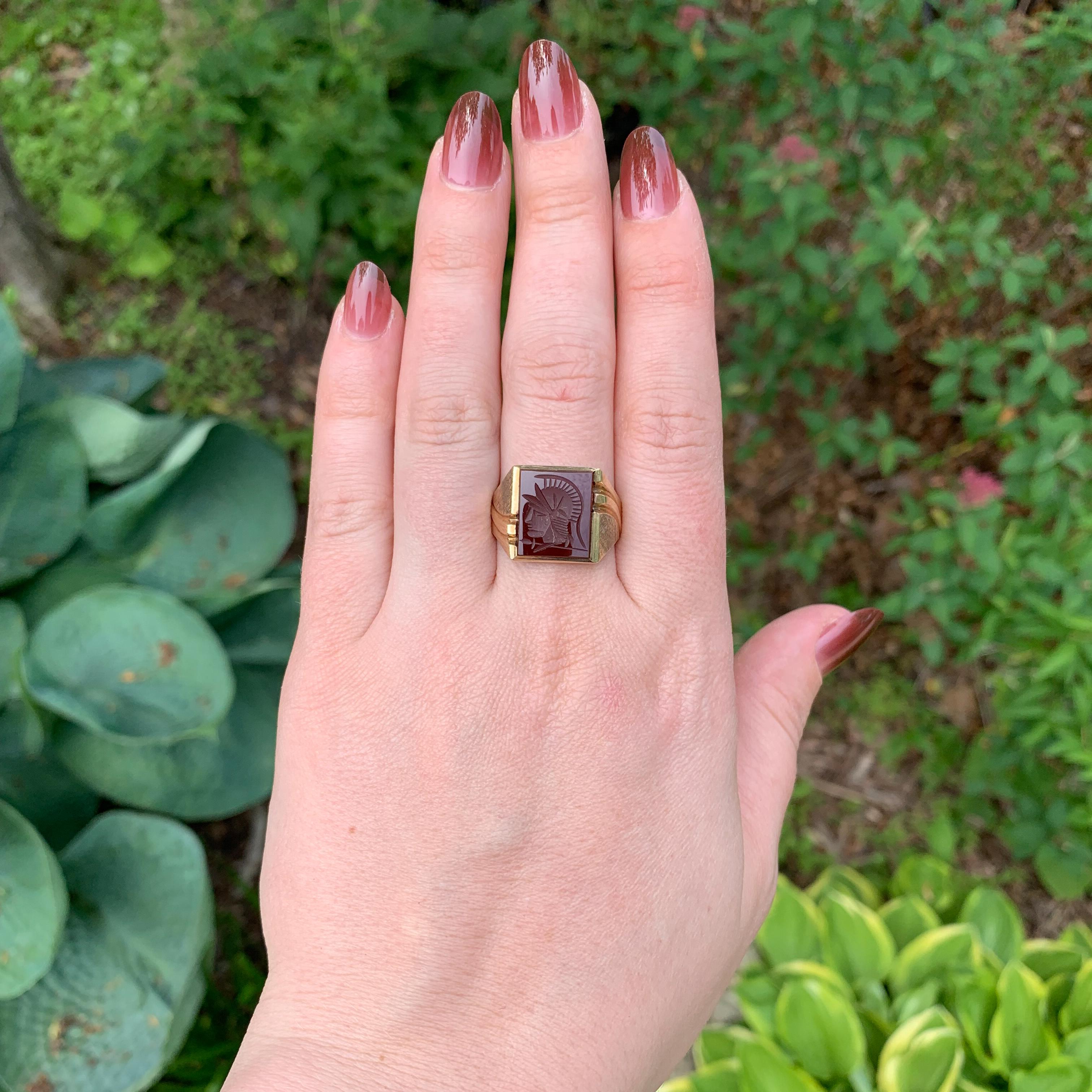 De los hombres Anillo de oro amarillo de 10 quilates con calcografía de guerrero de cornalina para hombre NOS en venta