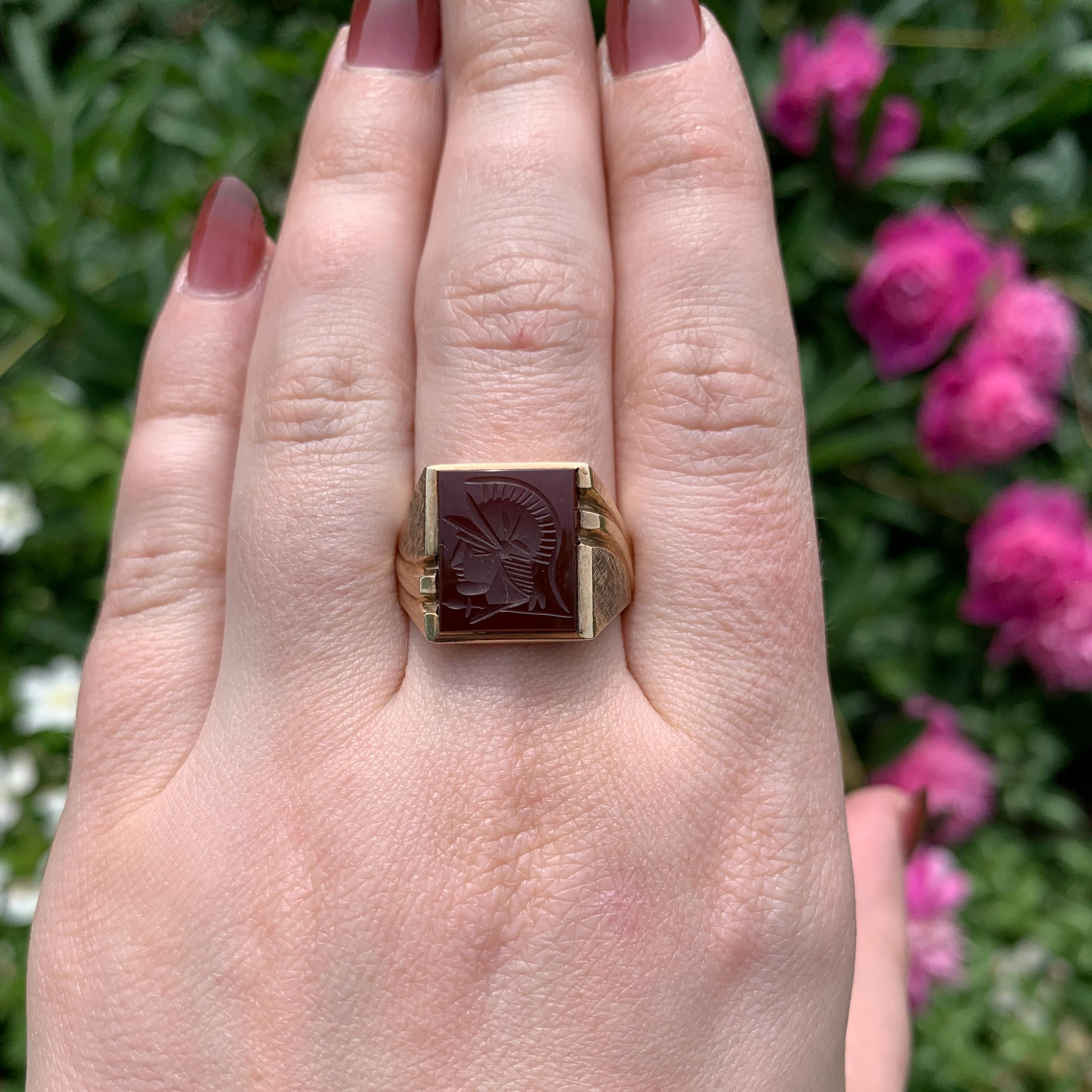 Anillo de oro amarillo de 10 quilates con calcografía de guerrero de cornalina para hombre NOS en venta 1