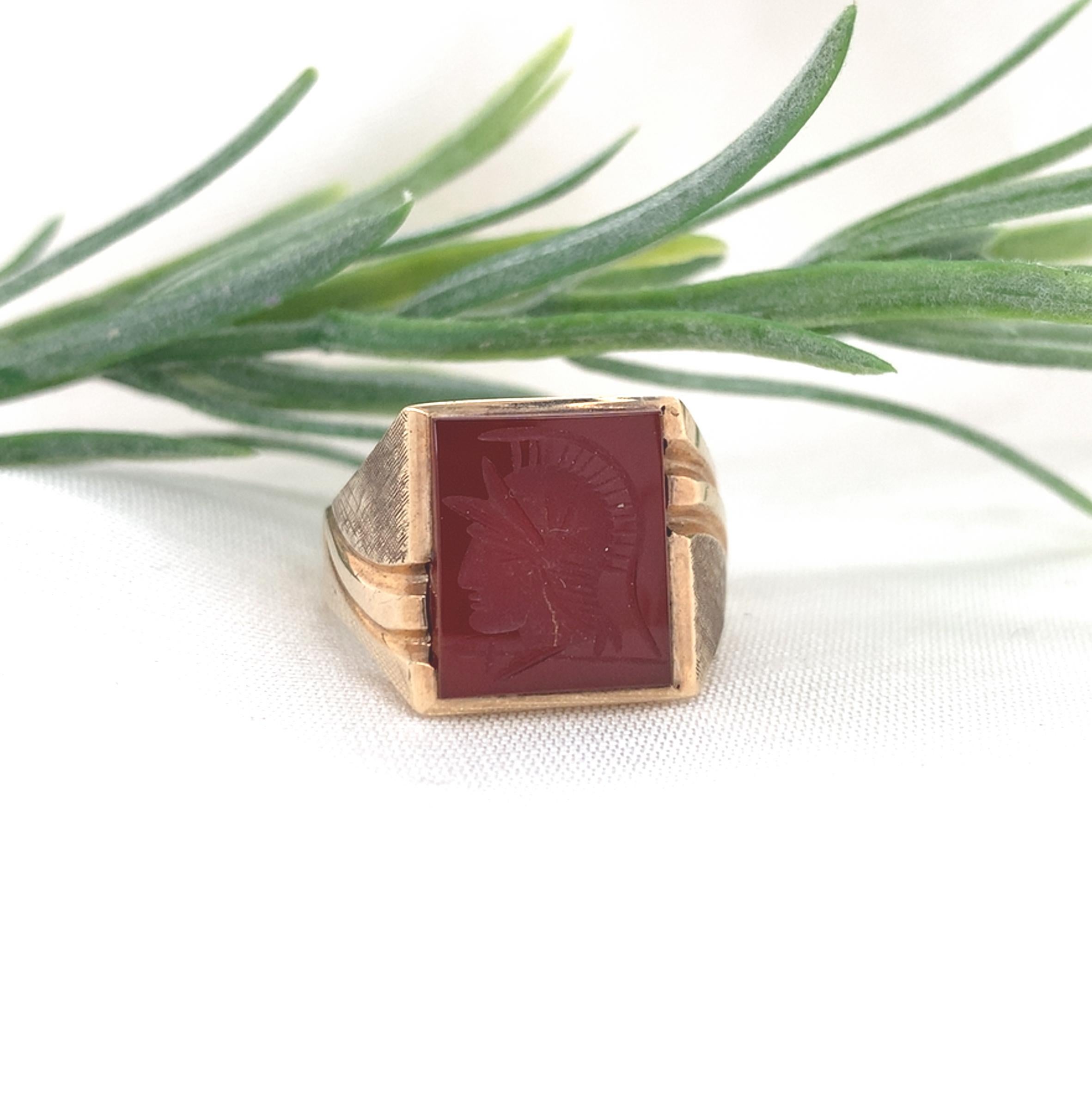 Anillo de oro amarillo de 10 quilates con calcografía de guerrero de cornalina para hombre NOS en venta 2