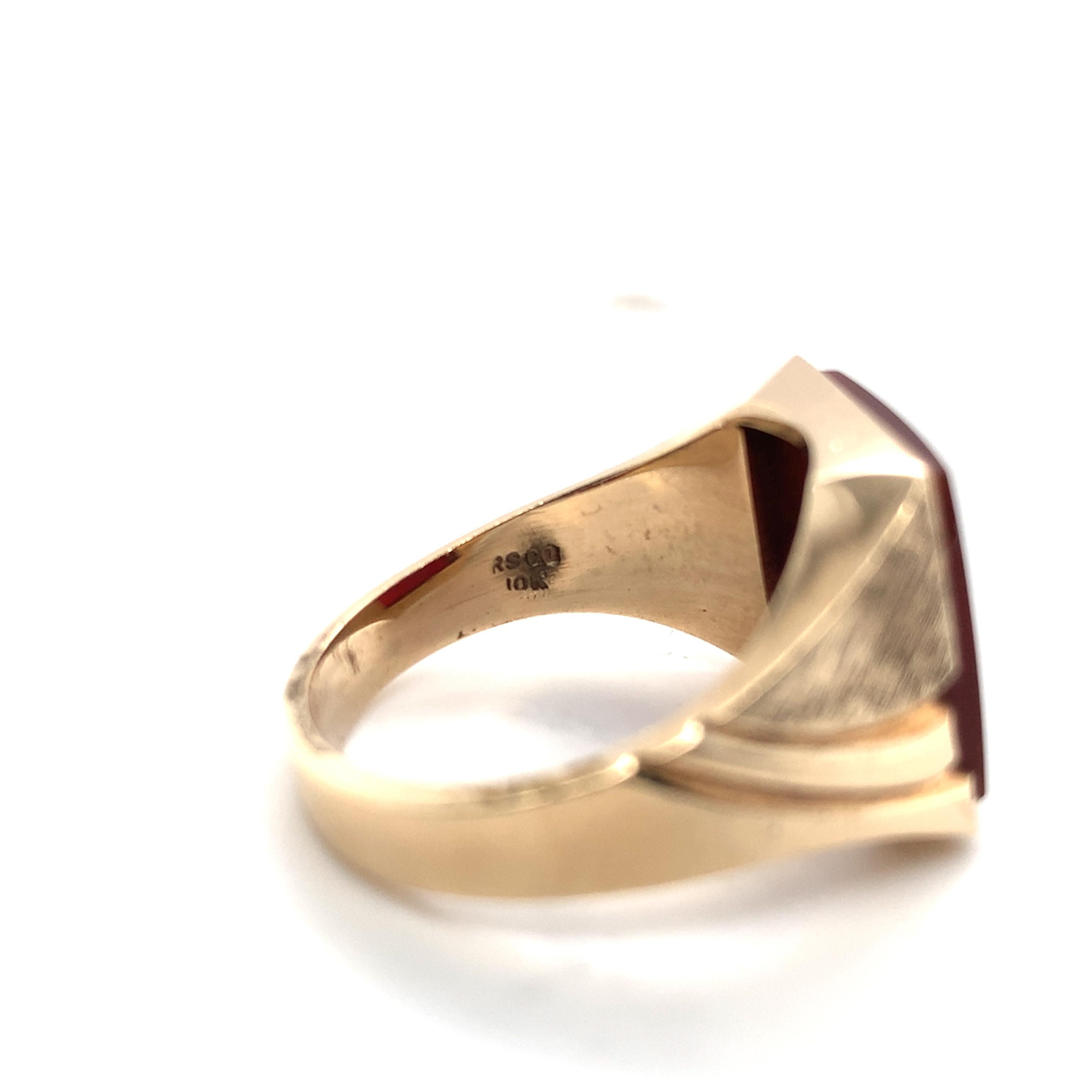 Anillo de oro amarillo de 10 quilates con calcografía de guerrero de cornalina para hombre NOS en venta 3