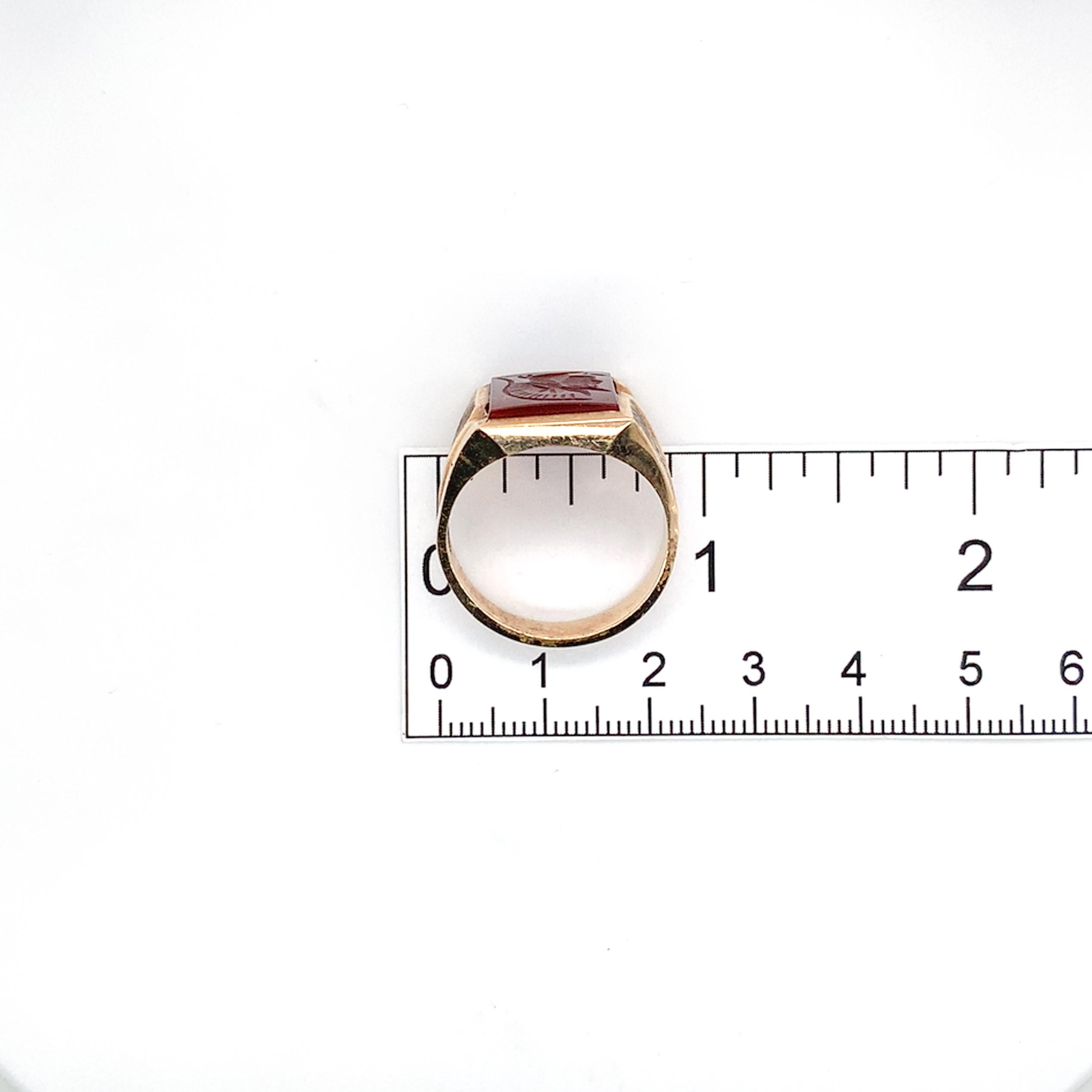 Anillo de oro amarillo de 10 quilates con calcografía de guerrero de cornalina para hombre NOS en venta 4