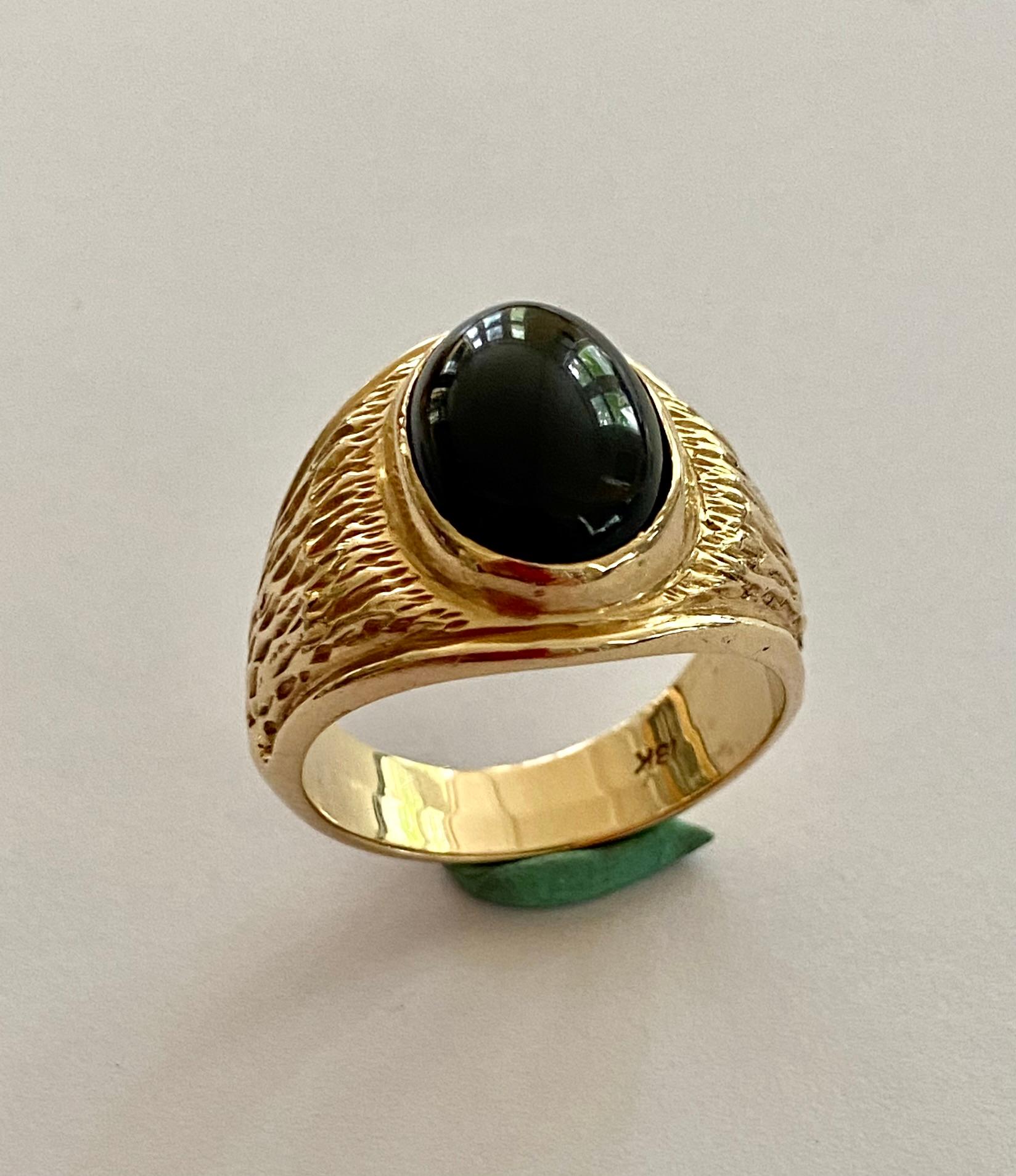 A 10K. yellow gold men's ring with an oval cabuchon cut onix stone.
Weight: 15.68 grams
size: 19.5 (61) USA: 9.5 UK: T
Classic College ring with raw sides. made in USA ca 1970
Although in the rin 18K. is written, we have determined that the ring is