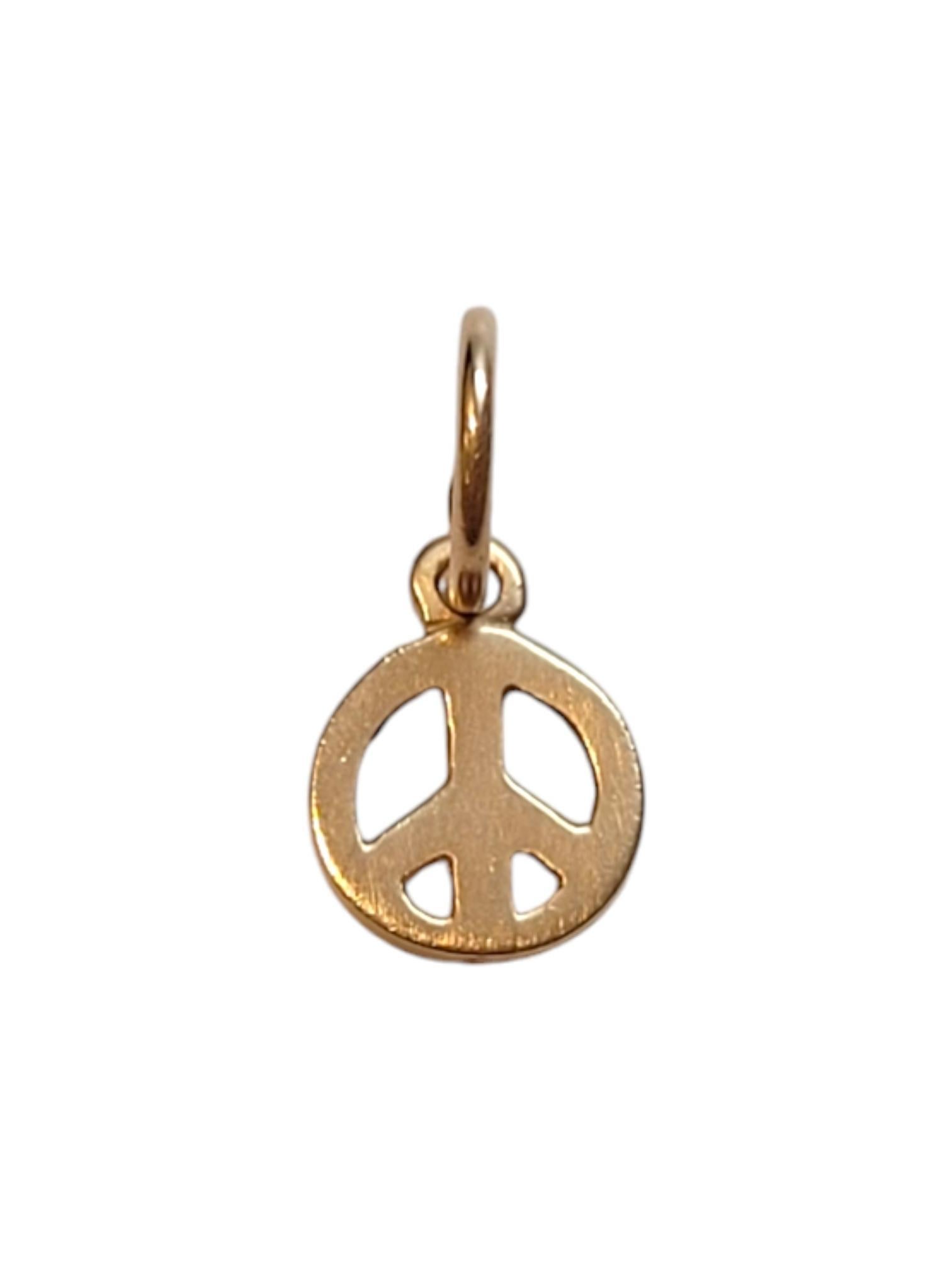 10K Yellow Gold Mini Peace Charm

Rock this 10K yellow gold peace charm and let your style do the talking, with a message that says, 