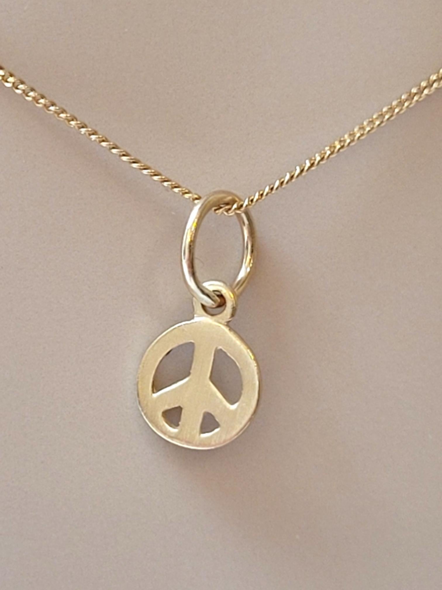 10K Yellow Gold Mini Peace Charm #18645 In Good Condition In Washington Depot, CT